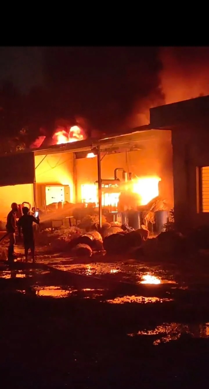 ಬೆಂಕಿ ಅವಘಡದಲ್ಲಿ ಲಕ್ಷಾಂತರ ಬೆಲೆಬಾಳುವ ಯಂತ್ರೋಪಕರಣ ಮತ್ತು ಸಾಮಗ್ರಿ ಸುಟ್ಟು ಕರಕಲಾಗಿವೆ