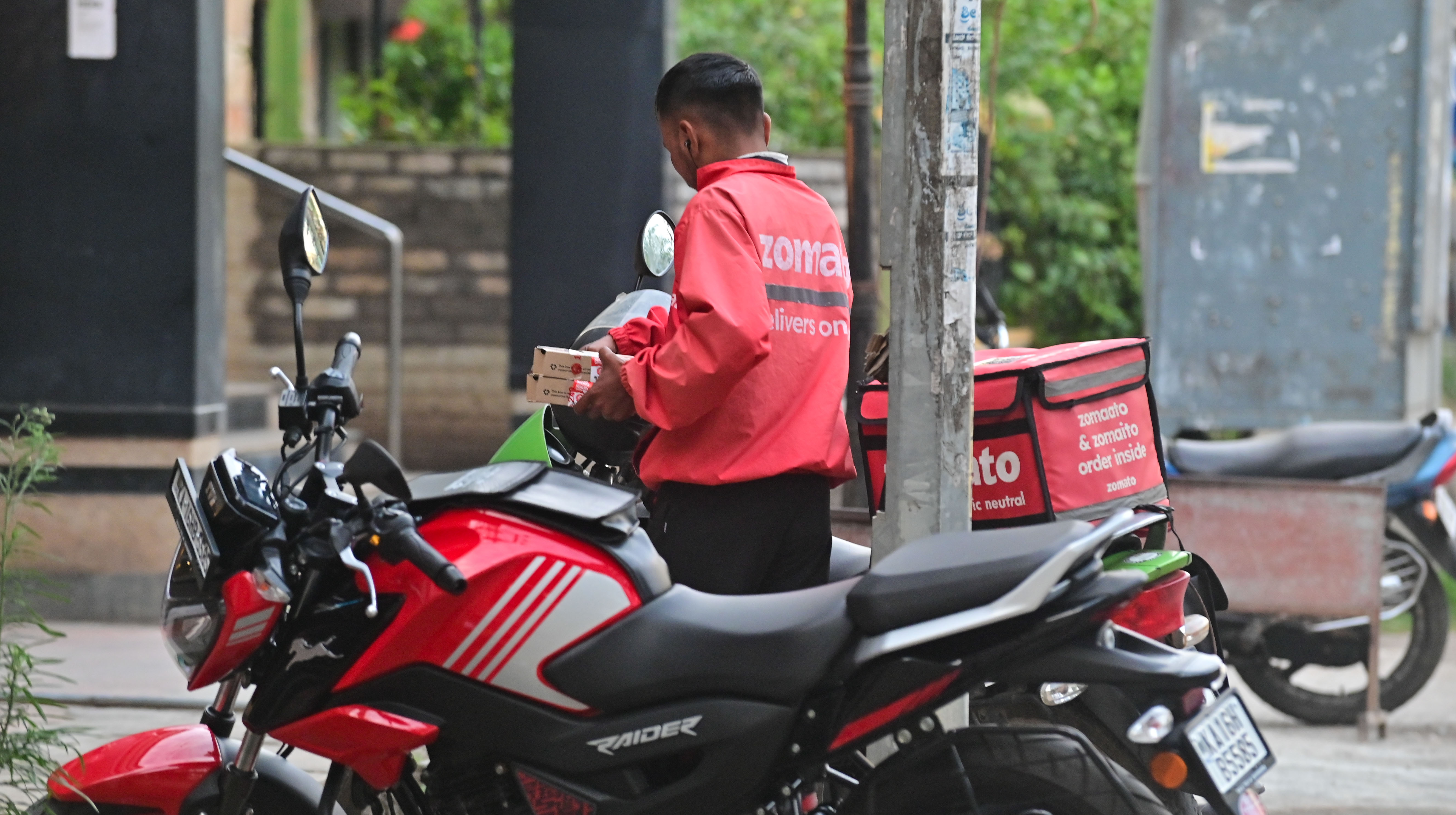 ದಾವಣಗೆರೆಯ ಡೆಂಟಲ್‌ ಕಾಲೇಜು ರಸ್ತೆಯಲ್ಲಿ ಗ್ರಾಹಕರಿಗೆ ವಸ್ತು ತಲುಪಿಸುತ್ತಿರುವ ಡೆಲಿವರಿ ಬಾಯ್‌ –ಪ್ರಜಾವಾಣಿ ಚಿತ್ರ