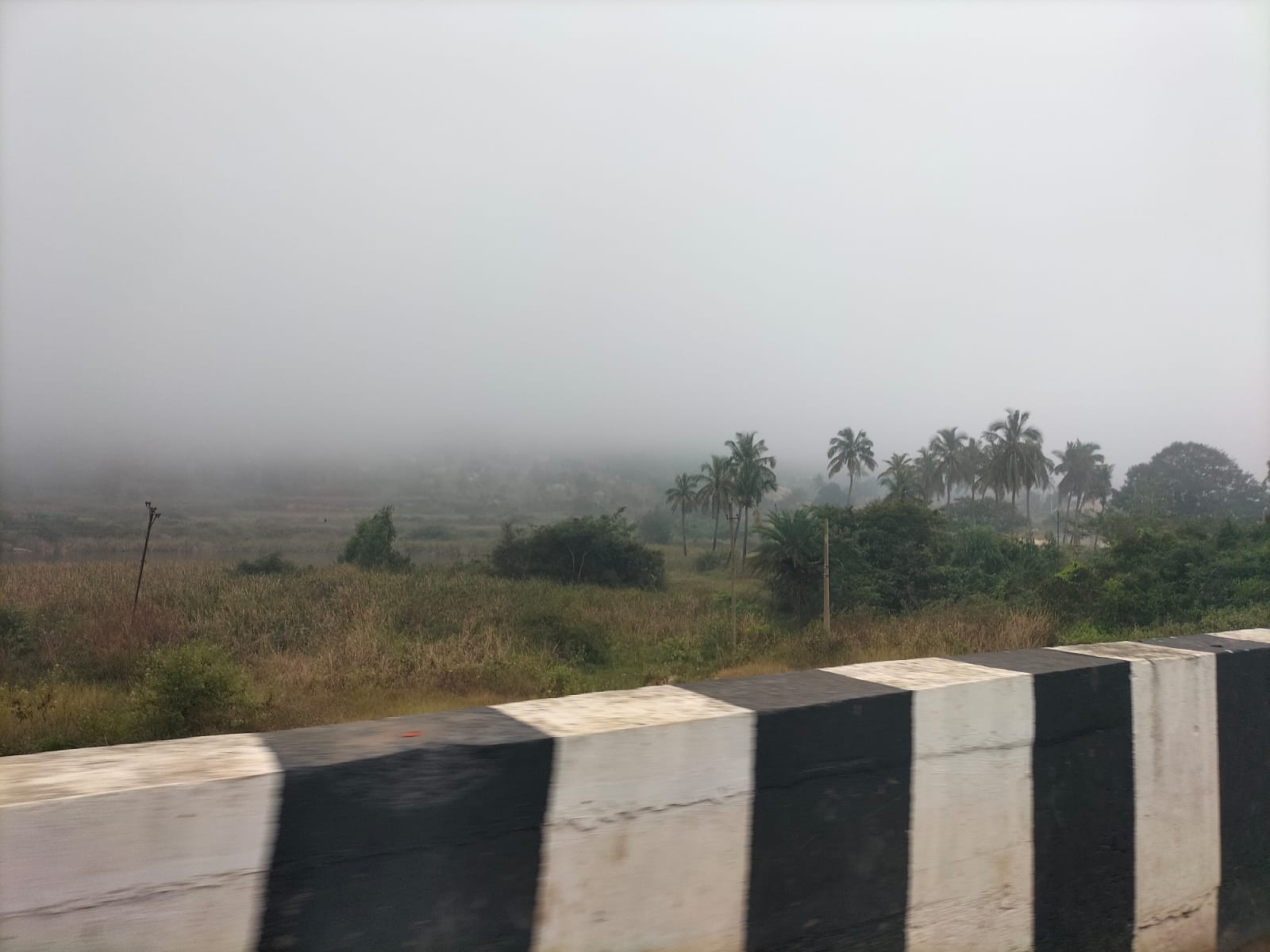 ಗೌರಿಬಿದನೂರು ಕಣಿವೆ ಪ್ರದೇಶದಲ್ಲಿ ಬೆಟ್ಟಗಳನ್ನು ಆವರಿಸಿದ ಮಂಜು