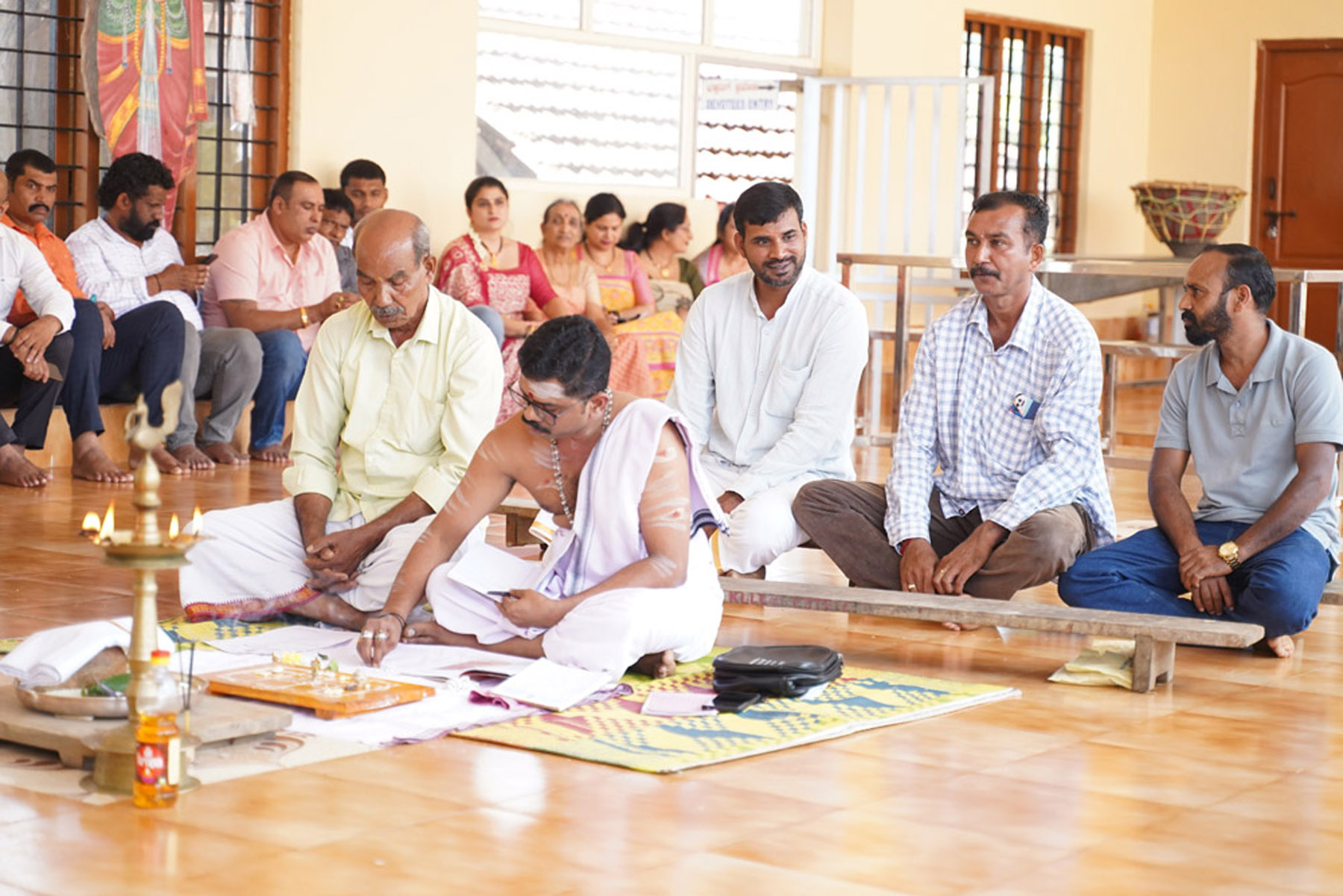 ನಾಪೋಕ್ಲು ಸಮೀಪದ ಕಕ್ಕಬ್ಬೆಯ ಪಾಡಿ ಇಗ್ಗುತಪ್ಪ ದೇವಾಲಯದಲ್ಲಿ ಪುತ್ತರಿ ಹಬ್ಬದ ದಿನವನ್ನು ಈಚೆಗೆ ನಿಗದಿಪಡಿಸಲಾಯಿತು.