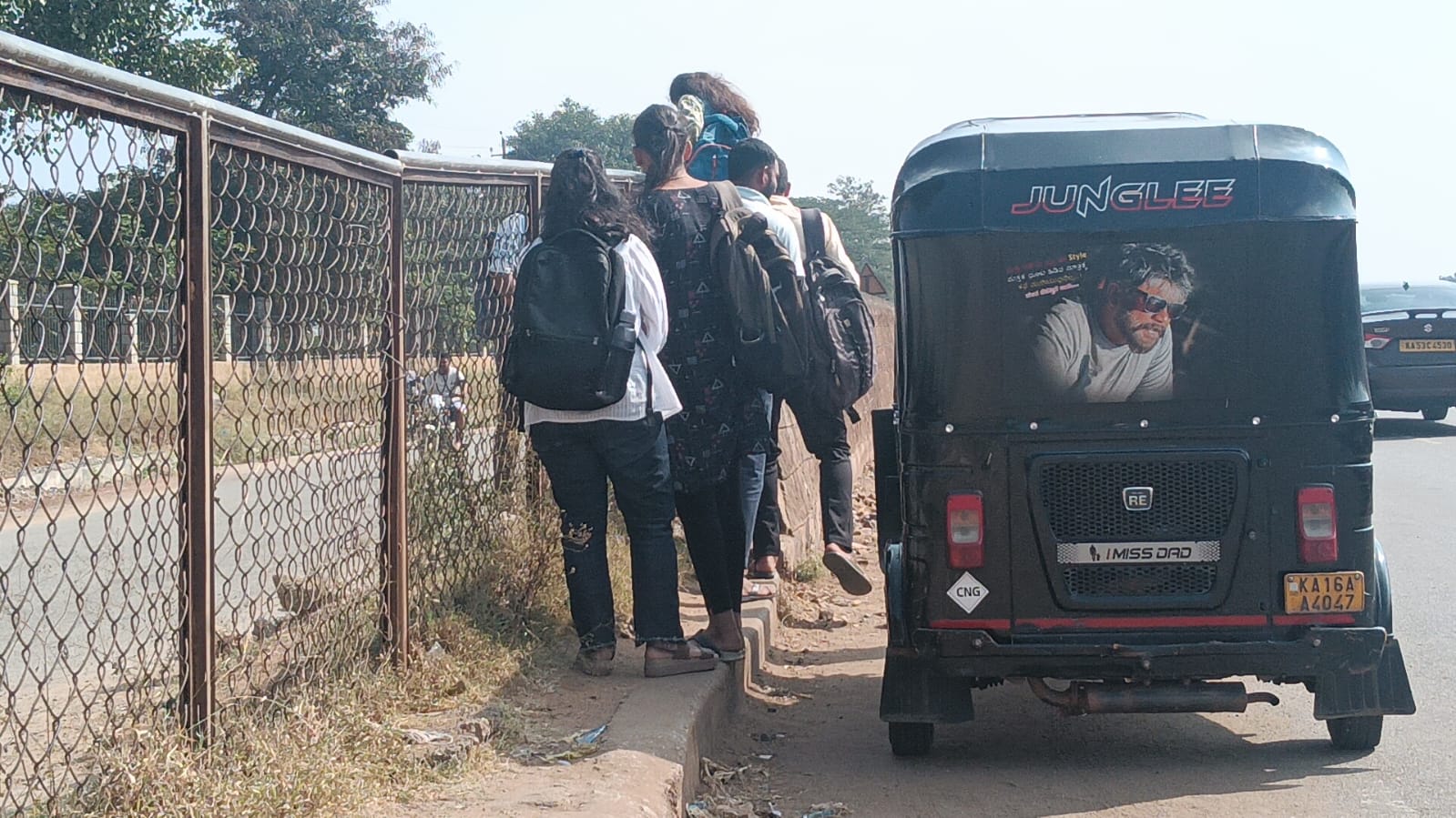 ಆಟೊವೊಂದು ಕಬ್ಬಿಣದ ಬೇಲಿಯ ಬದಿಯಲ್ಲೇ ವಿದ್ಯಾರ್ಥಿಗಳನ್ನು ಇಳಿಸುತ್ತಿರುವುದು