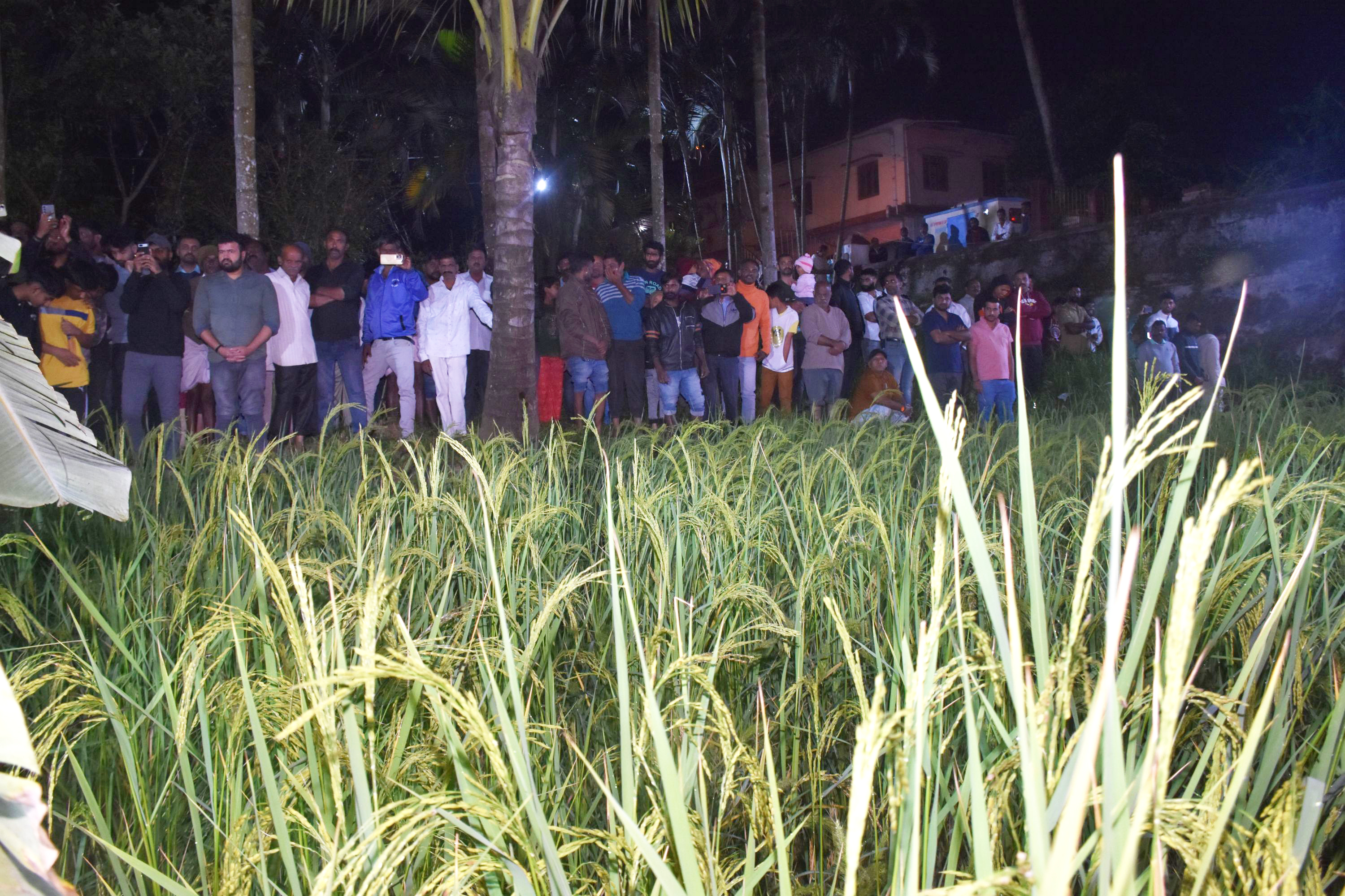 ಮಡಿಕೇರಿಯ ಓಂಕಾರೇಶ್ವರ ದೇಗುಲದಲ್ಲಿ  ‘ಪುತ್ತರಿ’ (ಹುತ್ತರಿ) ಆಚರಣೆಯನ್ನು ಶನಿವಾರ ರಾತ್ರಿ ವೀಕ್ಷಿಸಲು ಸೇರಿದ್ದ ಜನಸಮೂಹ    ಸಂಗ್ರಹ ಚಿತ್ರ