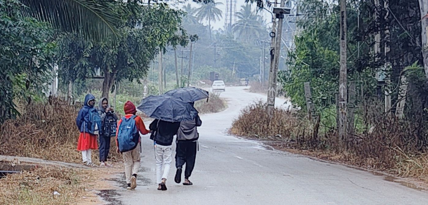 ದೇವನಹಳ್ಳಿಯ ಅಣ್ಣೇಶ್ವರ ಗ್ರಾಮದಲ್ಲಿ ಮನೆ ಪಾಠಕ್ಕೆ ತೆರಳುತ್ತಿರುವ ವಿದ್ಯಾರ್ಥಿಗಳು ಬೆಚ್ಚಗಿನ ಉಡುಪು ತೊಟ್ಟು ಸಾಗುತ್ತಿರುವುದು