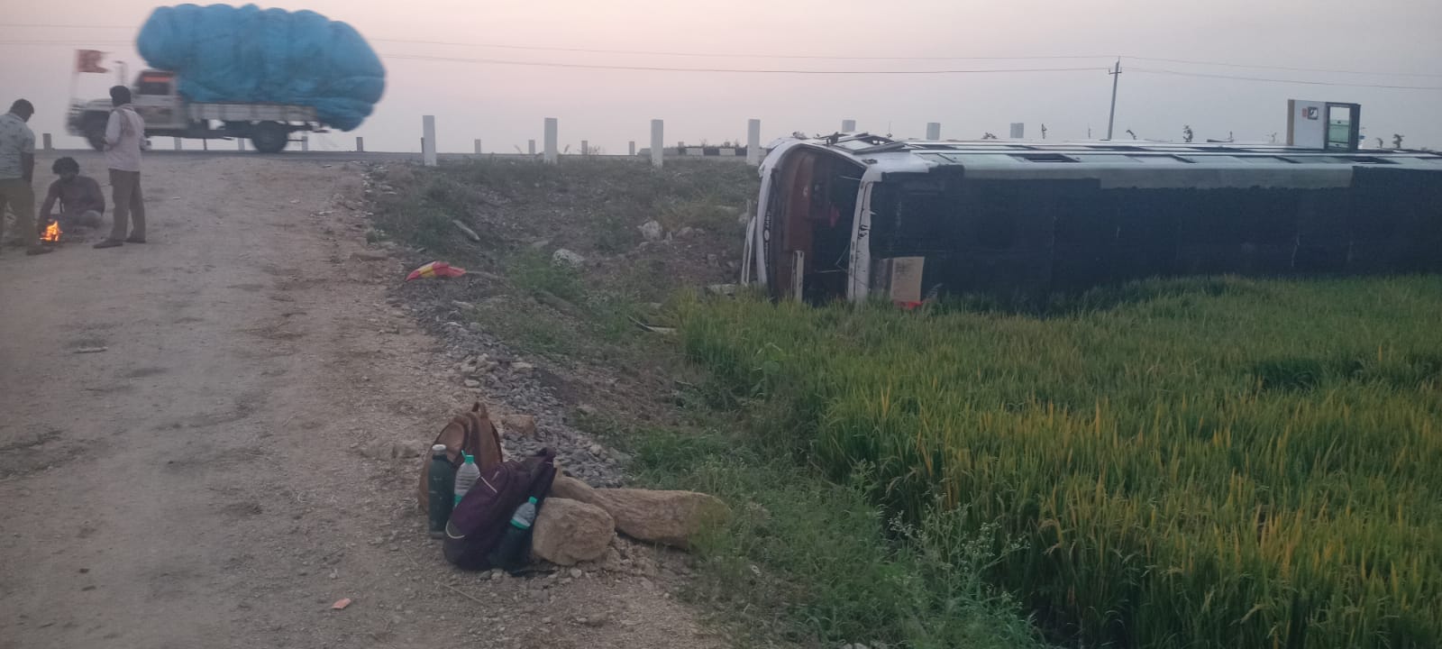 ರಾಯಚೂರಿನ ಸಾಥ್‌ಮೈಲ್ ಬಳಿ ನವೆಂಬರ್ 9ರಂದು ತಡರಾತ್ರಿ ಹೊಸಪೇಟೆಯಿಂದ ಹೈದರಾಬಾದ್‍ಗೆ ತೆರಳುತ್ತಿದ್ದ ರಸ್ತೆ ಸಾರಿಗೆ ಸಂಸ್ಥೆಯ ಸ್ಲೀಪರ್ ಕೋಚ್ ಬಸ್ ಪಲ್ಟಿಯಾಗಿ ರಸ್ತೆ ಬದಿಗೆ ಬಿದ್ದಿತು