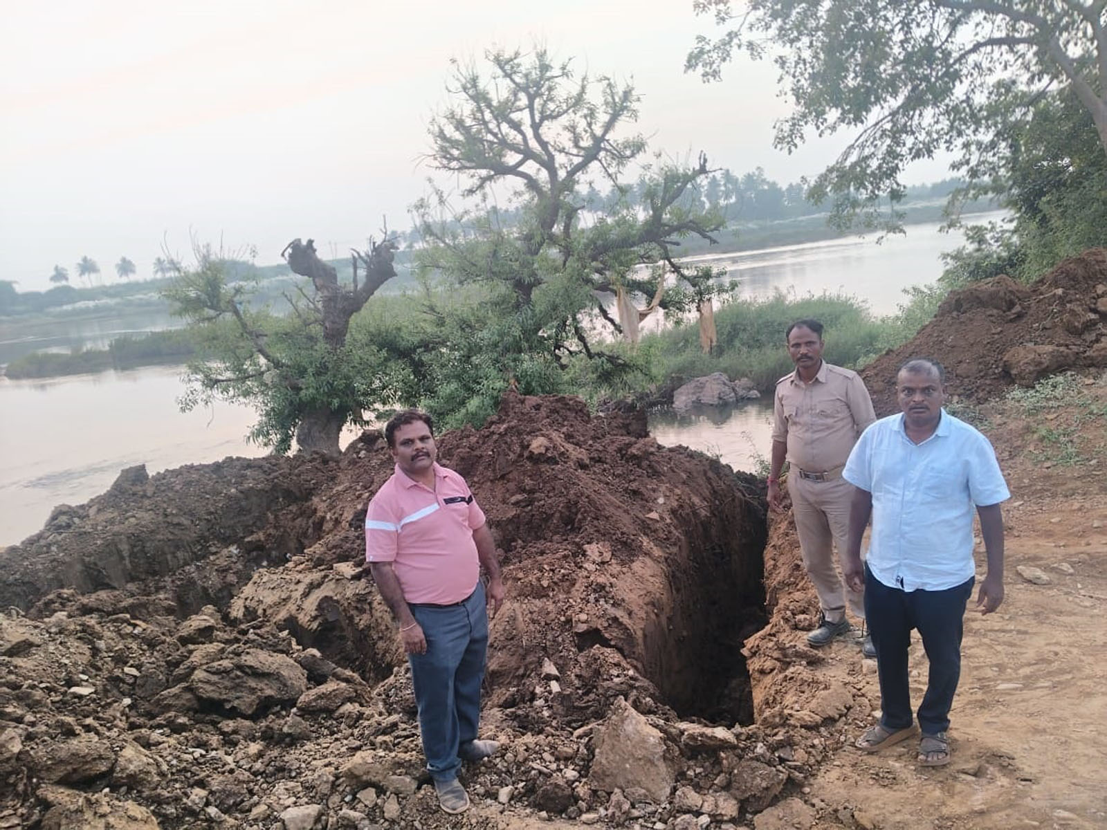 ಹೂವಿನಹಡಗಲಿ ತಾಲ್ಲೂಕು ಕುರುವತ್ತಿ ಬಳಿ ಮರಳು ಸಾಗಣೆಗೆ ನಿರ್ಮಿಸಿದ್ದ ಅನಧಿಕೃತ ಮಾರ್ಗವನ್ನು ಗಣಿ ಮತ್ತು ಭೂ ವಿಜ್ಞಾನ ಅಧಿಕಾರಿಗಳು ನಾಶಪಡಿಸಿದ್ದಾರೆ