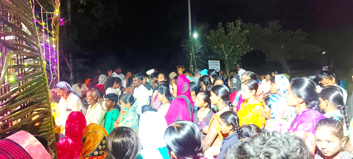 ನರೇಗಲ್‌ ಪಟ್ಟಣದ 3ನೇ ವಾರ್ಡ್‌ನ ಜಕ್ಕಲಿ ರೋಡ್‌ ಆಶ್ರಯ ಕಾಲೋನಿಯಲ್ಲಿ ನಿರ್ಮಾಣ ಹಂತದಲ್ಲಿರುವ ಮಾರುತೇಶ್ವರ ದೇವಸ್ಥಾನದ ಕಾರ್ತಿಕೋತ್ಸವದ ಪೂಜೆ ವೇಳೆ ಪಾಲ್ಗೊಂಡ ಹಿಂದೂ-ಮುಸ್ಲಿಂ ಸಮುದಾಯದ ಜನರು