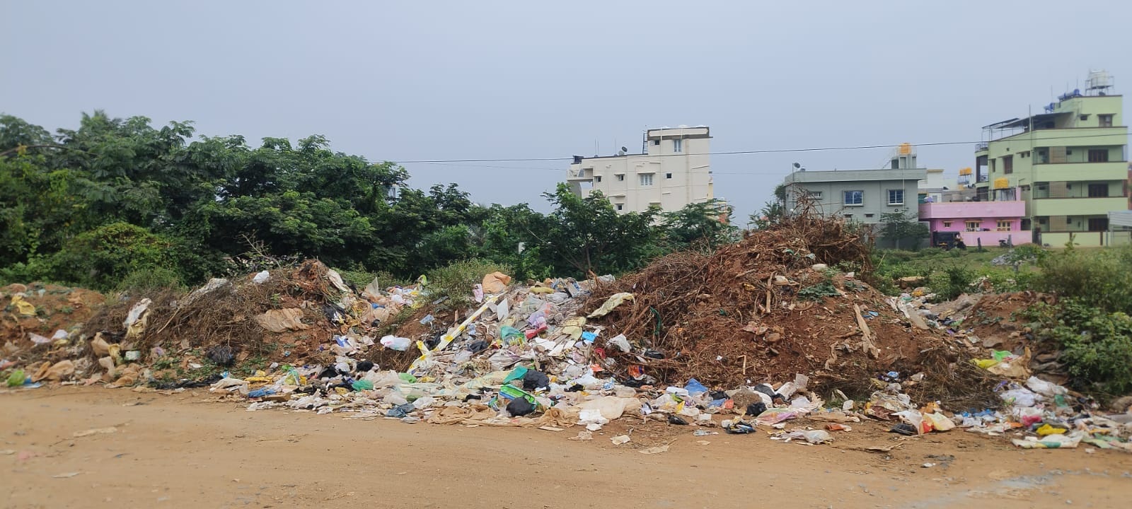 ಚಾಮರಾಜನಗರದ ಪ್ರಗತಿನಗರದಲ್ಲಿ ರಸ್ತೆ ಬದಿಯ ಖಾಲಿ ನಿವೇಶನದಲ್ಲಿ ಸುರಿದಿರುವ ತ್ಯಾಜ್ಯ
