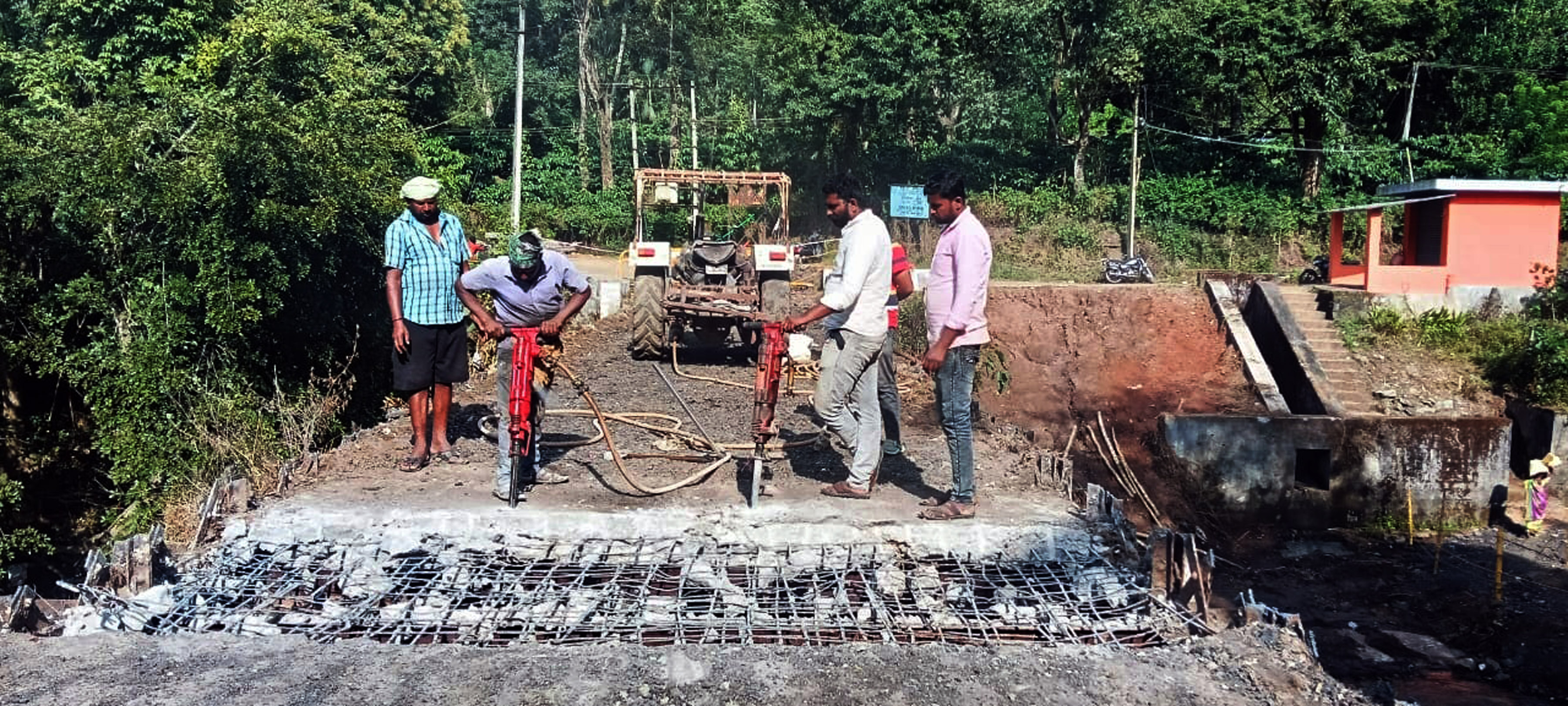 ಸೋಮವಾರಪೇಟೆ ಸಮೀಪದ ಐಗೂರು ಗ್ರಾಮ ಪಂಚಾಯಿತಿ ವ್ಯಾಪ್ತಿಯ ಕಬ್ಬಿಣ ಸೇತುವೆಯನ್ನು ಕಾರ್ಮಿಕರು ತೆರವುಗೊಳಿಸುತ್ತಿರುವುದು
