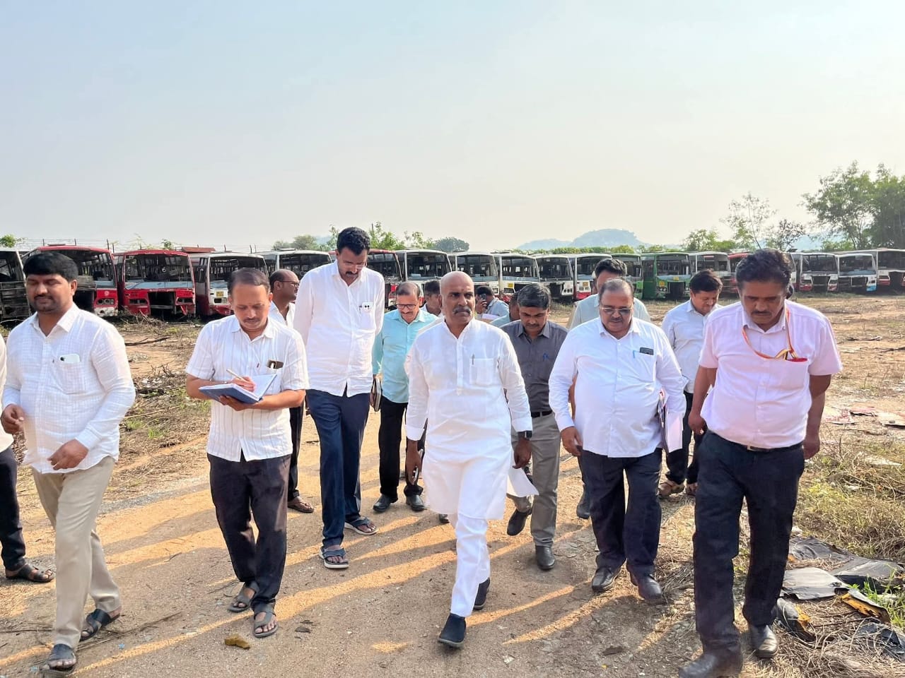 ನವೆಂಬರ್‌ 11ರಂದು ರಾಯಚೂರು ಸಾರಿಗೆ ಘಟಕದಲ್ಲಿ ಗುಜರಿ ಬಸ್‌ಗಳ ವೀಕ್ಷಣೆ ಮಾಡಿದ ಕೆಕೆಆರ್‌ಟಿಸಿ ನೂತನ ಅಧ್ಯಕ್ಷ ಅರುಣಕುಮಾರ ಪಾಟೀಲ