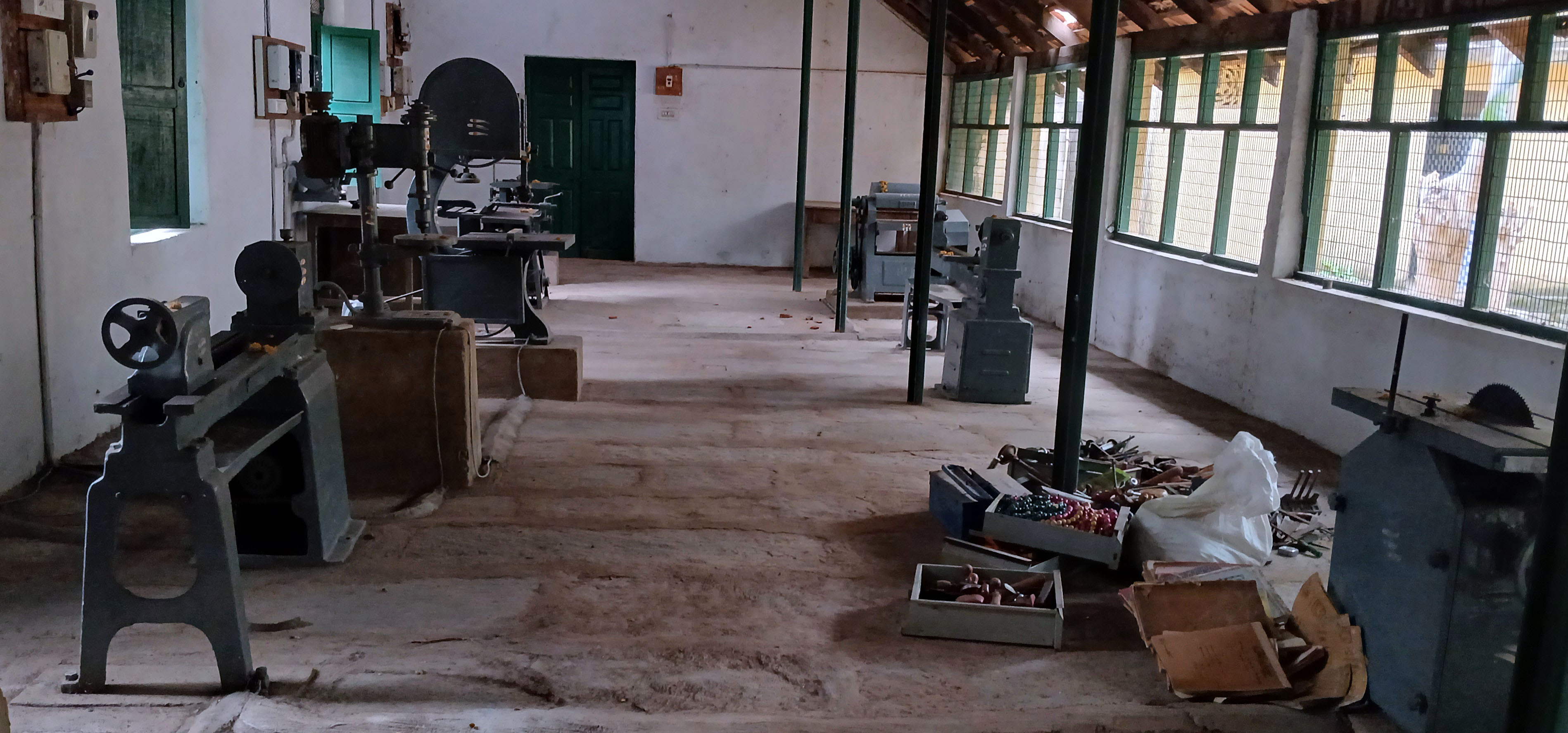 ಕುಶಲಕರ್ಮಿ ತರಬೇತಿ ಸಂಸ್ಥೆಯಲ್ಲಿ ತುಕ್ಕು ಹಿಡಿಯುತ್ತಿರುವ ಕಾರ್ಪೆಂಟರಿ ಯಂತ್ರಗಳು