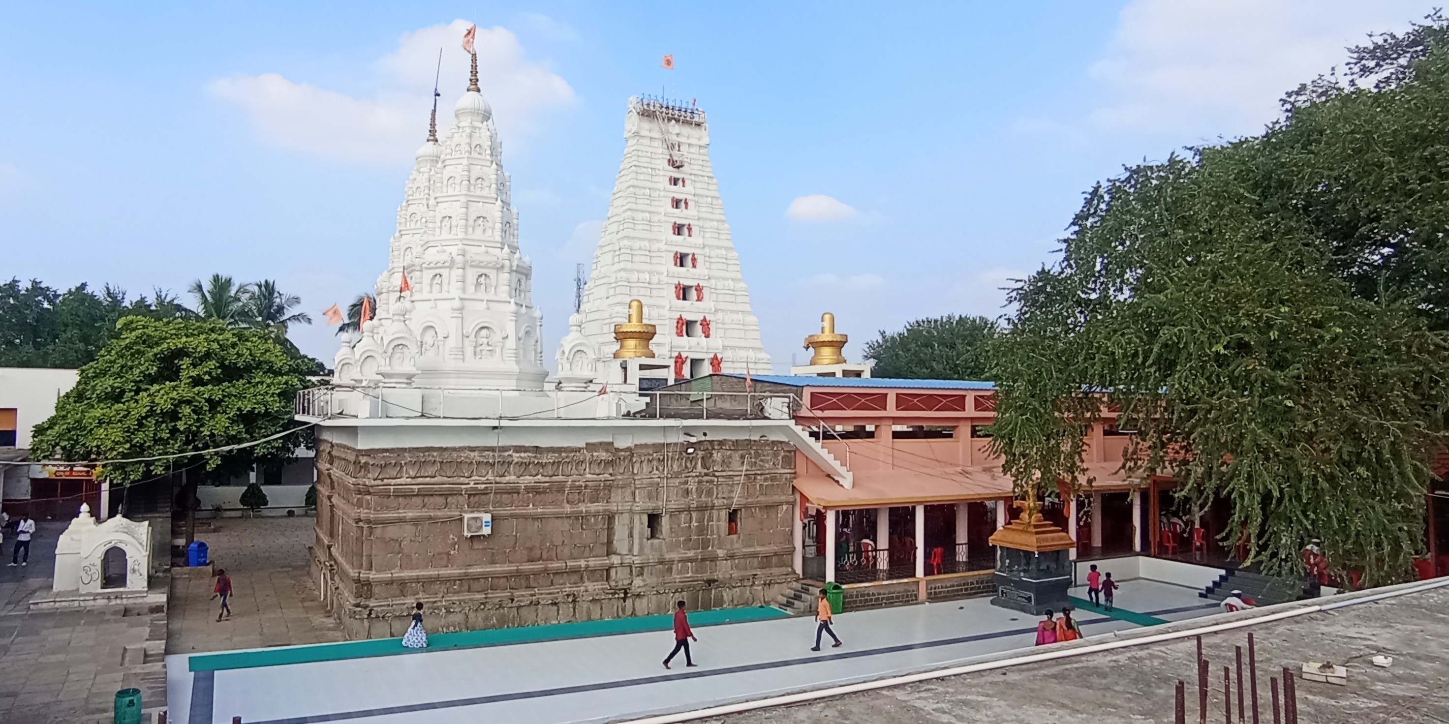 ಹೊರ್ತಿಯ ಶ್ರೀರೇವಣಸಿದ್ಧೇಶ್ವರ ಹಳೆ ಗುಡಿಯ ಆವರಣದಲ್ಲಿ108ಅಡಿ ಎತ್ತರದ ರಾಜಗೋಪುರ ಮತ್ತು ಪಕ್ಕದಲ್ಲಿರುವ 12ಶತಮಾನದ ಹೊರ್ತಿ ರೇವಣಸಿದ್ದೇಶ್ವರ ದೇವಾಲಯದ ವಿಹಂಗಮ ದೃಶ್ಯ.