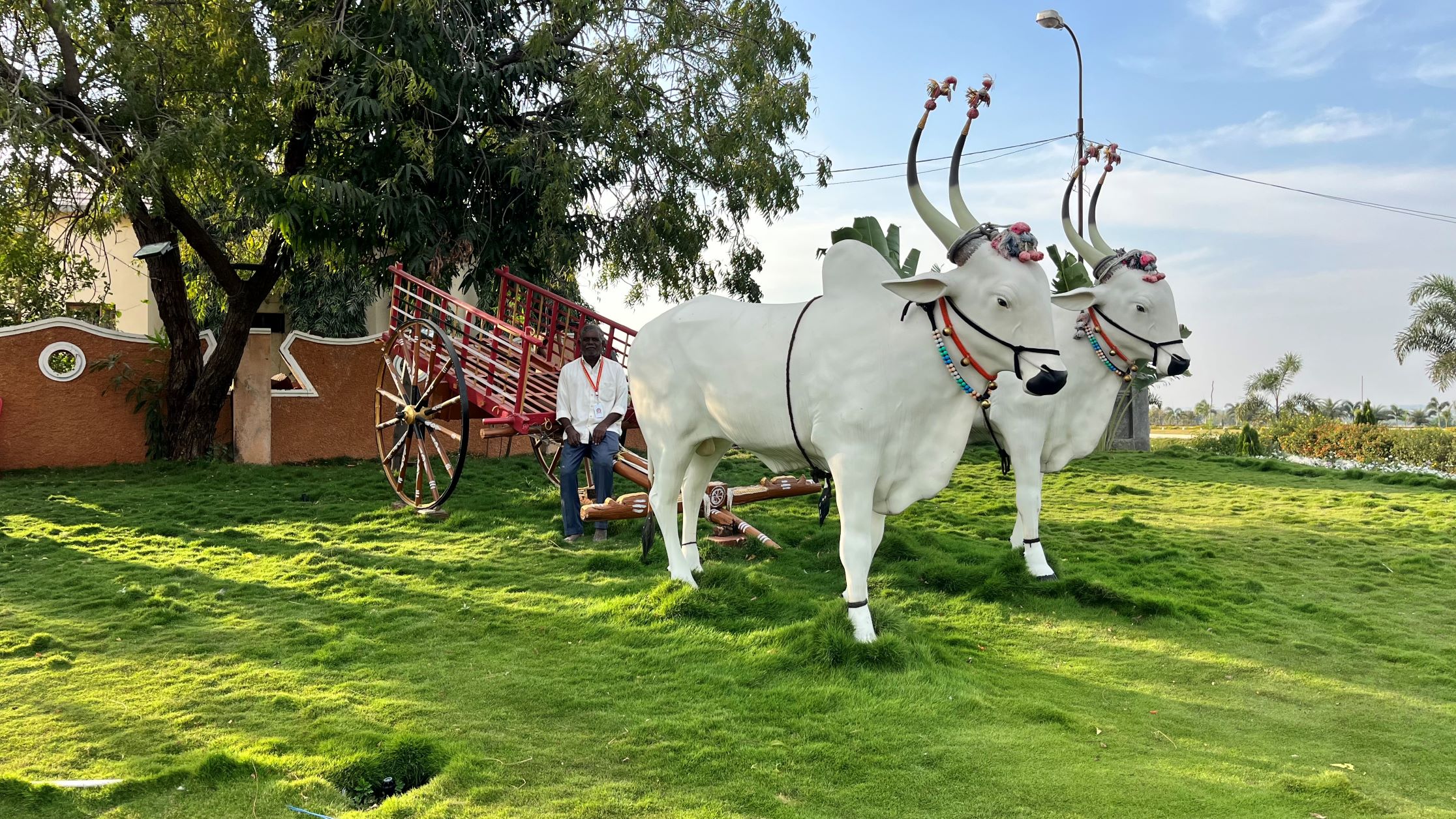 ಜಿಡಗಾ ಮಠದ ಆವರಣದಲ್ಲಿರುವ ಆಕರ್ಷಣಿಯ ರೈತನ ಎತ್ತಿನ ಬಂಡಿ ಹಾಗೂ ಜೋಡೆತ್ತು ಕಲಾಕೃತಿ