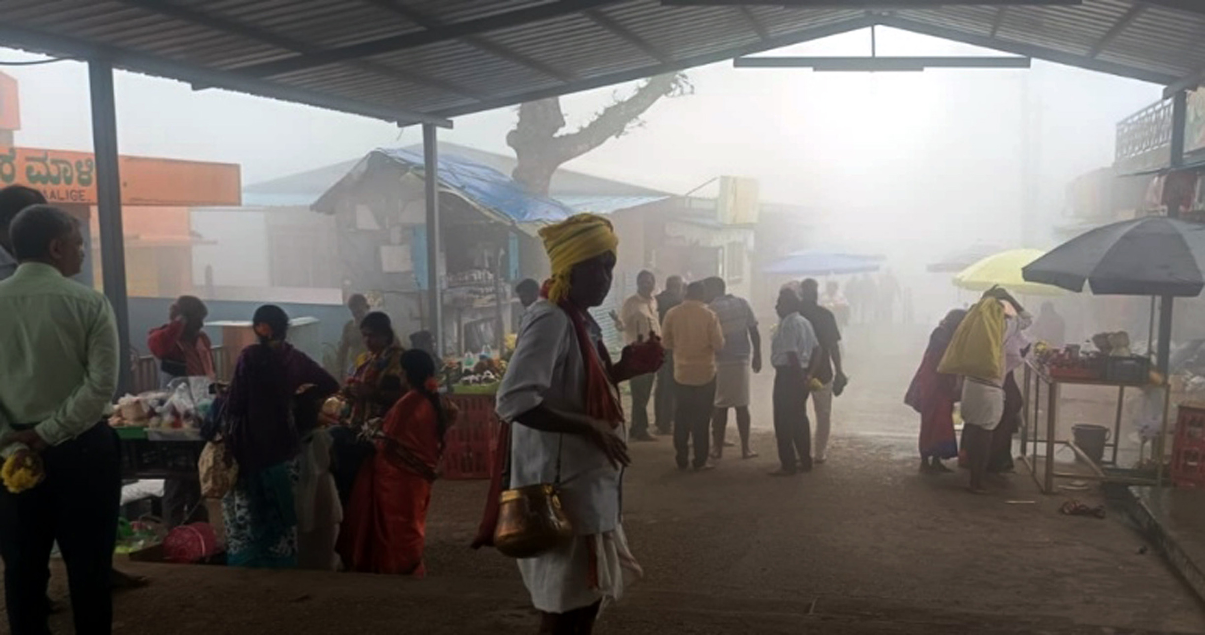 ತುಂತುರು ಮಳೆ ನಡುವೆ ದಾಸರು ಭಕ್ತರ ಹರಕೆ ತೀರಿಸಲು ಕಾಯುತ್ತ ನಿಲ್ಲಬೇಕಾಯಿತು.