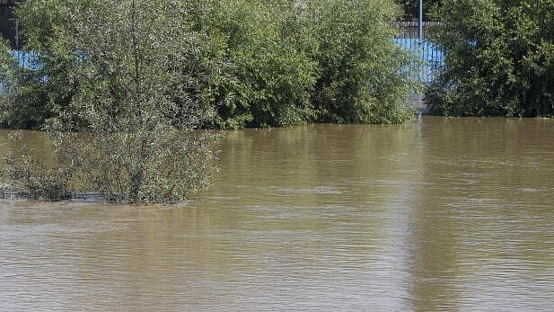 ಇಂಡೊನೇಷ್ಯಾದಲ್ಲಿ ಪ್ರವಾಹ: ನೀರು, ಆಹಾರಕ್ಕಾಗಿ ಲೂಟಿ