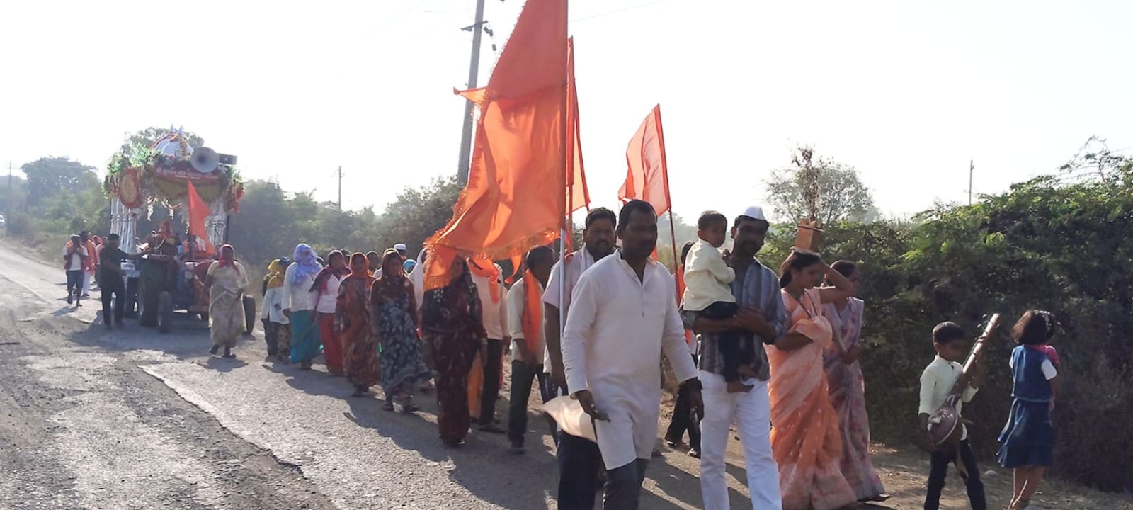 ಗಾಣಾಗಾಪೂರಕ್ಕೆ ಪಾದಯಾತ್ರೆ ಮೂಲಕ ತೆರಳುತ್ತಿರುವ ಮಹಾರಾಷ್ಟ್ರದ ಭಕ್ತರು ರವಿವಾರ ಆಲಮೇಲಕ್ಕೆ ಆಗಮಿಸಿದರು