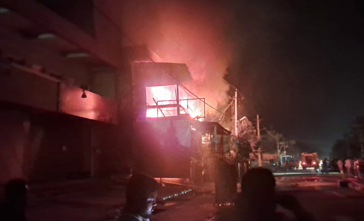 ಮಳವಳ್ಳಿ ಪಟ್ಟಣದ ಸುಲ್ತಾನ್ ರಸ್ತೆಯಲ್ಲಿ ಹಾರ್ಡ್‌ವೇರ್‌ ಅಂಡ್‌ ಪ್ಲೈವುಡ್‌ ಅಂಗಡಿಯಲ್ಲಿ ಈಚೆಗೆ ನಡೆದ ಅಗ್ನಿ ದುರಂತ (ಸಂಗ್ರಹ ಚಿತ್ರ)