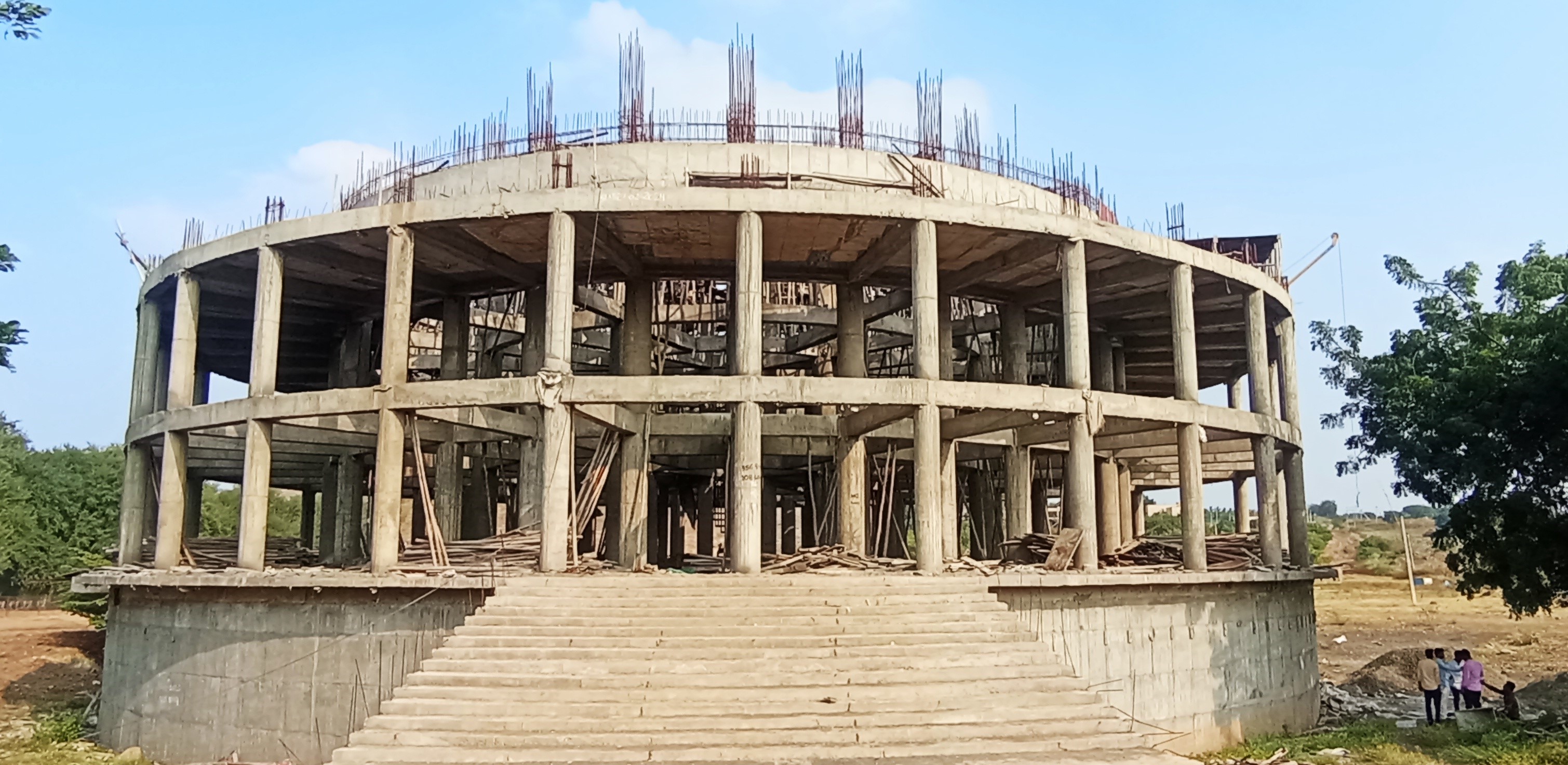 ಹೊರ್ತಿಯ ಶ್ರೀ ರೇವಣಸಿದ್ಧೇಶ್ವರ ಹಳೆ ಗುಡಿಯ ಆವರಣದಲ್ಲಿ ಭರದಿಂದ ನಡೆದಿರುವ136 ಅಡಿ ಎತ್ತರದ ಬೃಹತ್ ಶಿವಲಿ೦ಗ ಕಟ್ಟಡದ ನಿರ್ಮಾಣ ಕಾರ್ಯವು ಭರದಿಂದ ನಡೆದಿದೆ.