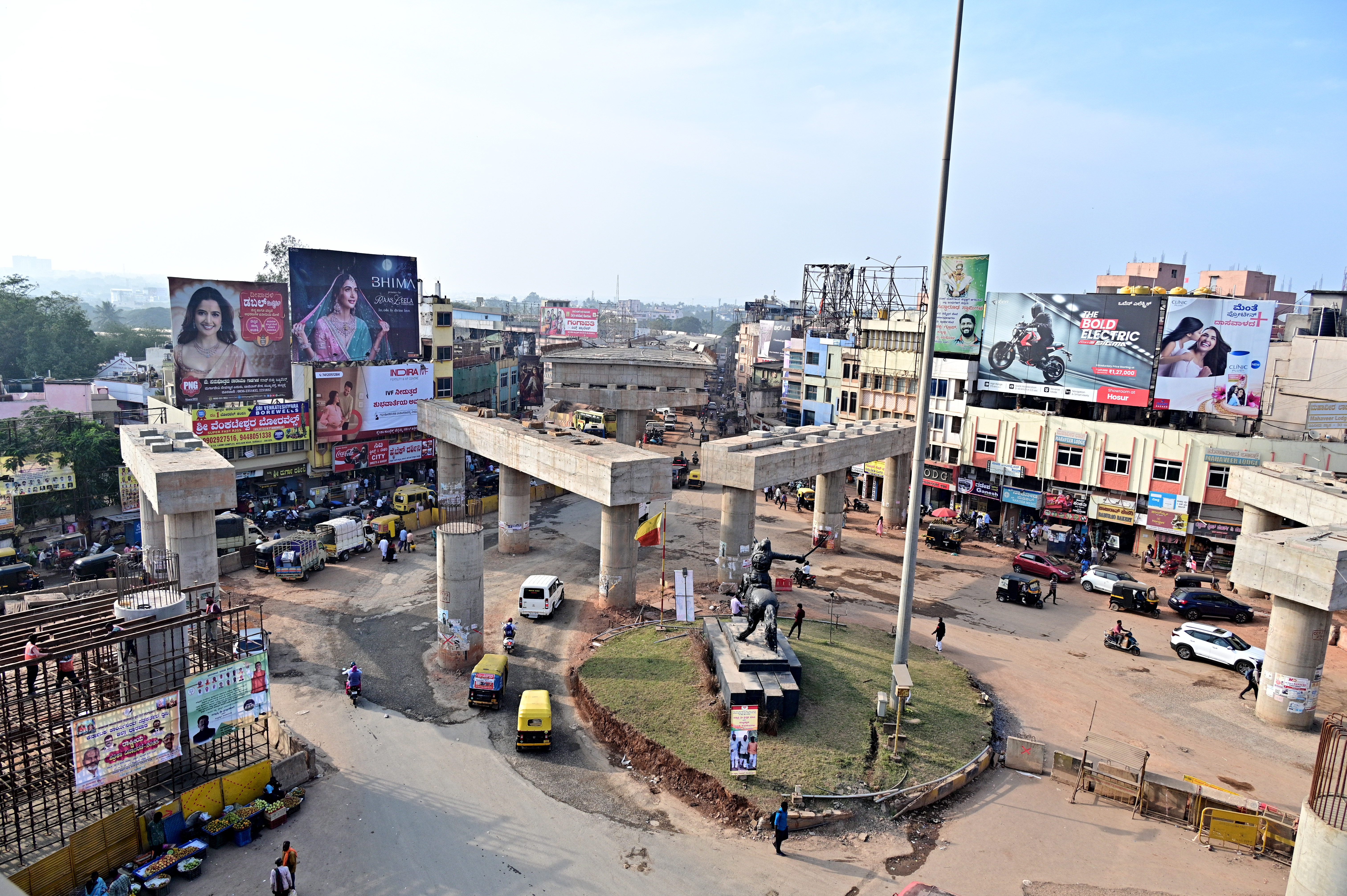 ಹುಬ್ಬಳ್ಳಿಯ ಚನ್ನಮ್ಮ ವೃತ್ತದ ಸುತ್ತ ನಿರ್ಮಾಣ ಹಂತದಲ್ಲಿರುವ ಮೇಲ್ಸೇತುವೆ
–ಪ್ರಜಾವಾಣಿ ಚಿತ್ರ: ಗೋವಿಂದರಾಜ ಜವಳಿ