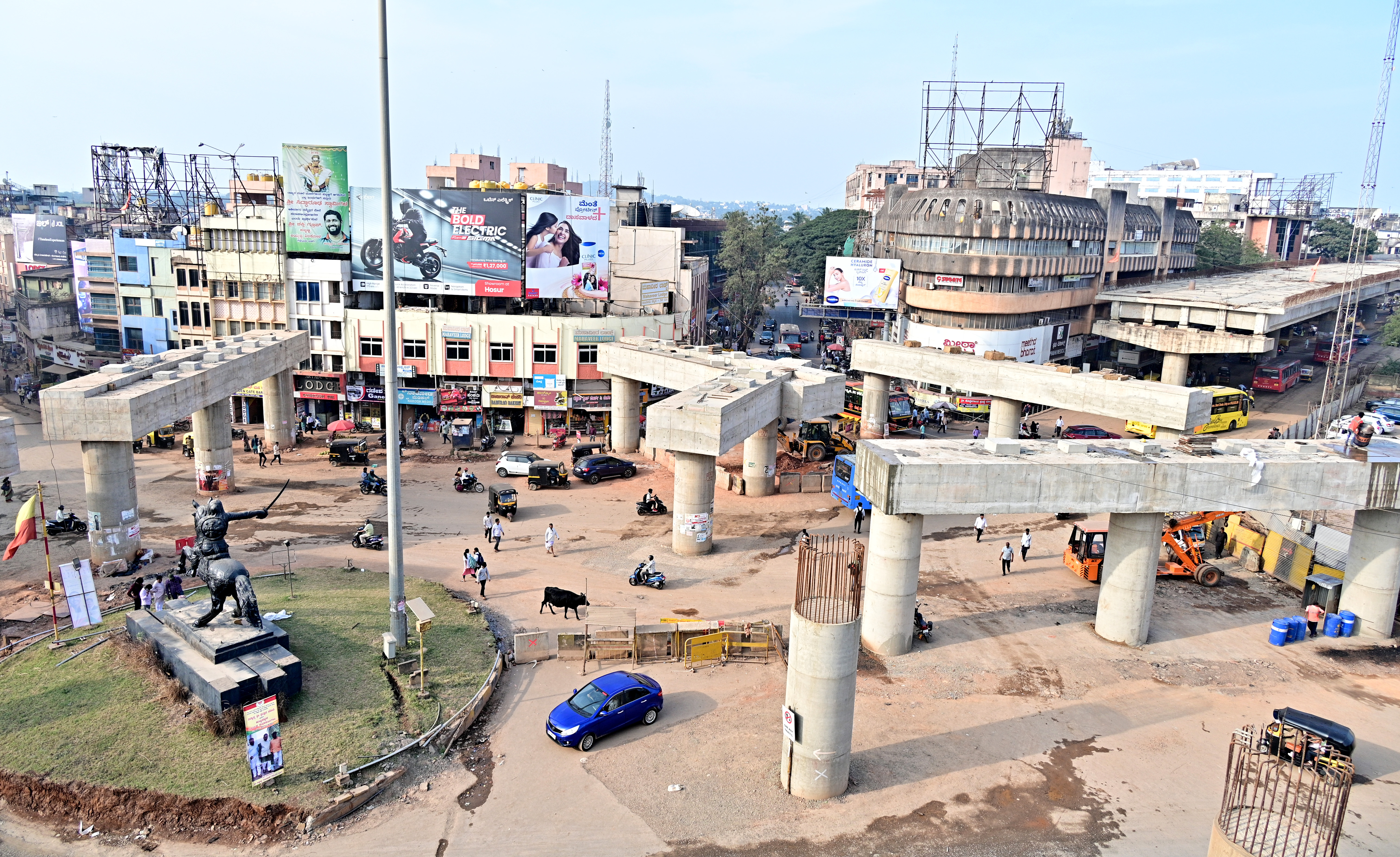ಹುಬ್ಬಳ್ಳಿಯ ಚನ್ನಮ್ಮ ವೃತ್ತದ ಸುತ್ತ ನಿರ್ಮಾಣ ಹಂತದಲ್ಲಿರುವ ಮೇಲ್ಸೇತುವೆ
–ಪ್ರಜಾವಾಣಿ ಚಿತ್ರ: ಗೋವಿಂದರಾಜ ಜವಳಿ