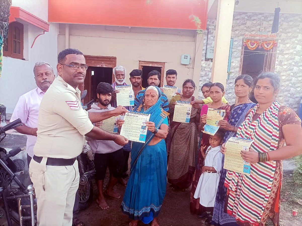 ಲಕ್ಕುಂಡಿ: ಕಳ್ಳತನ, ಸೈಬರ್ ಅಪರಾಧ ತಡೆಗಟ್ಟಲು ಪೊಲೀಸರಿಂದ ಜಾಗೃತಿ