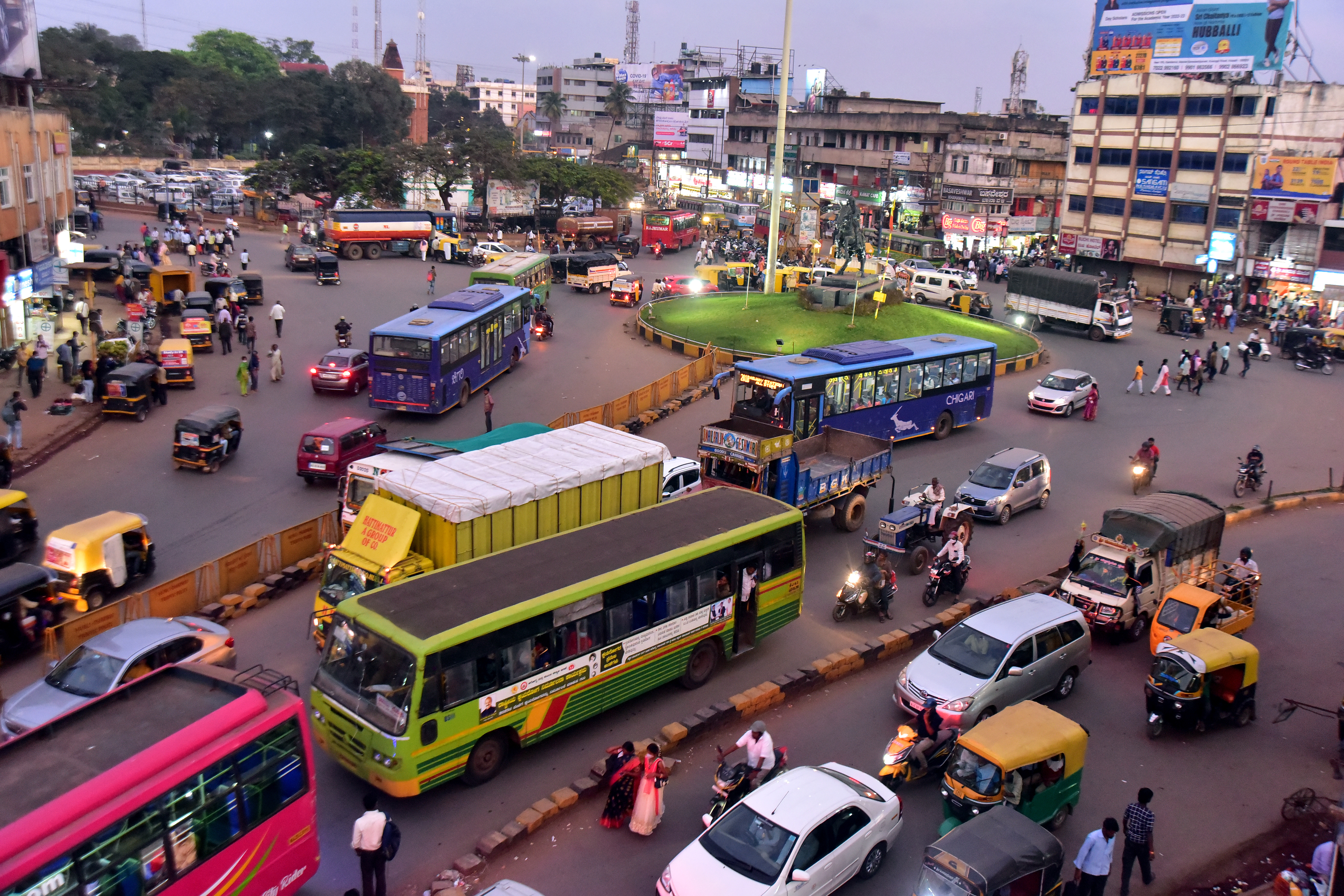 ಮೇಲ್ಸೇತುವೆ ನಿರ್ಮಾಣಕ್ಕೂ ಮುನ್ನ ಹುಬ್ಬಳ್ಳಿ ಕಿತ್ತೂರು ರಾಣಿ ಚನ್ನಮ್ಮ ವೃತ್ತದ ದೃಶ್ಯ