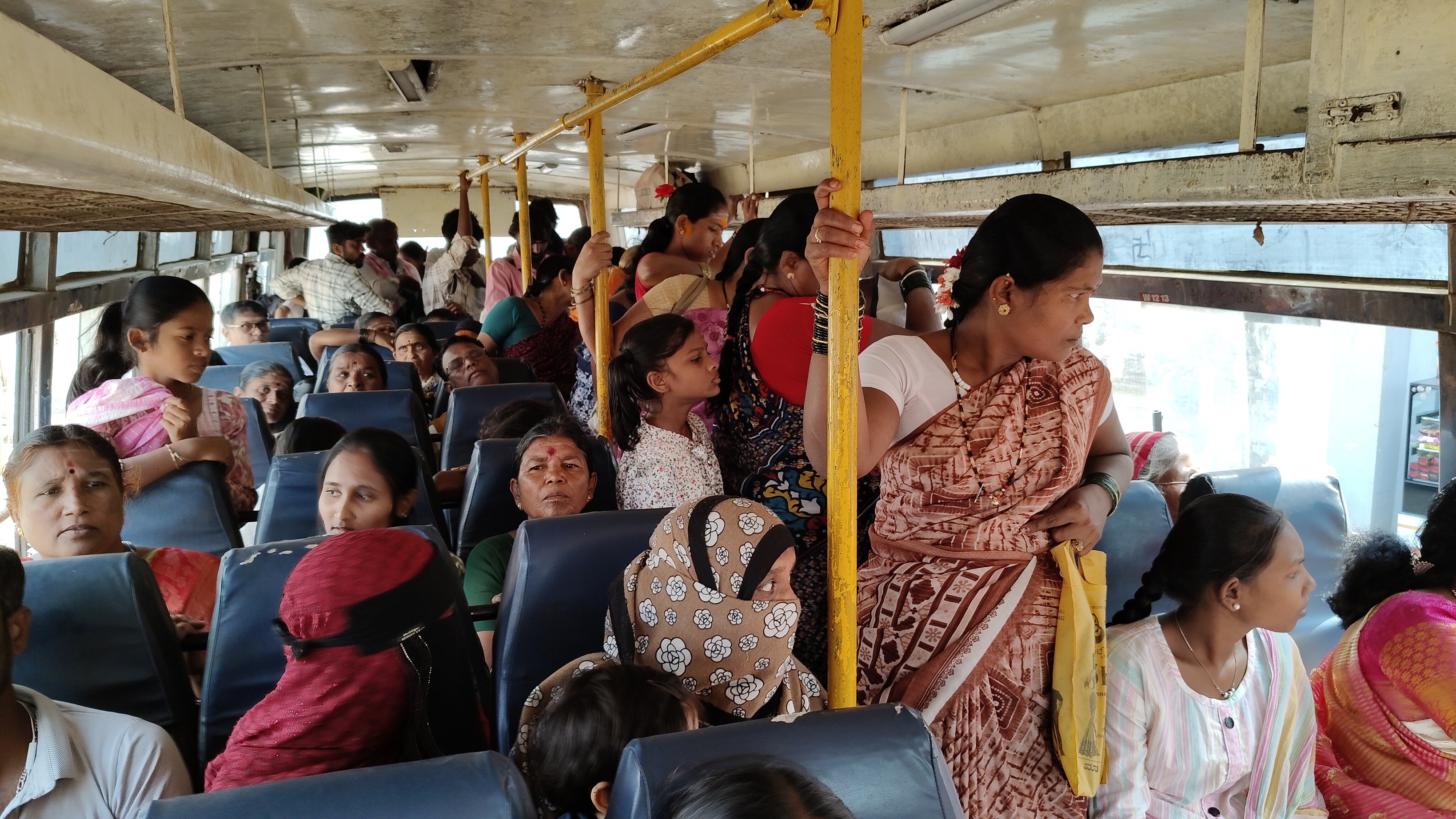 ಹಾವೇರಿ ಕೇಂದ್ರ ನಿಲ್ದಾಣದಿಂದ ಹೊರಟ ಬಸ್ಸಿನ ಸೀಟುಗಳು ಭರ್ತಿಯಾಗಿ ನಿಂತುಕೊಂಡೇ  ಪ್ರಯಾಣಿಸಿದ ಪ್ರಯಾಣಿಕರು
