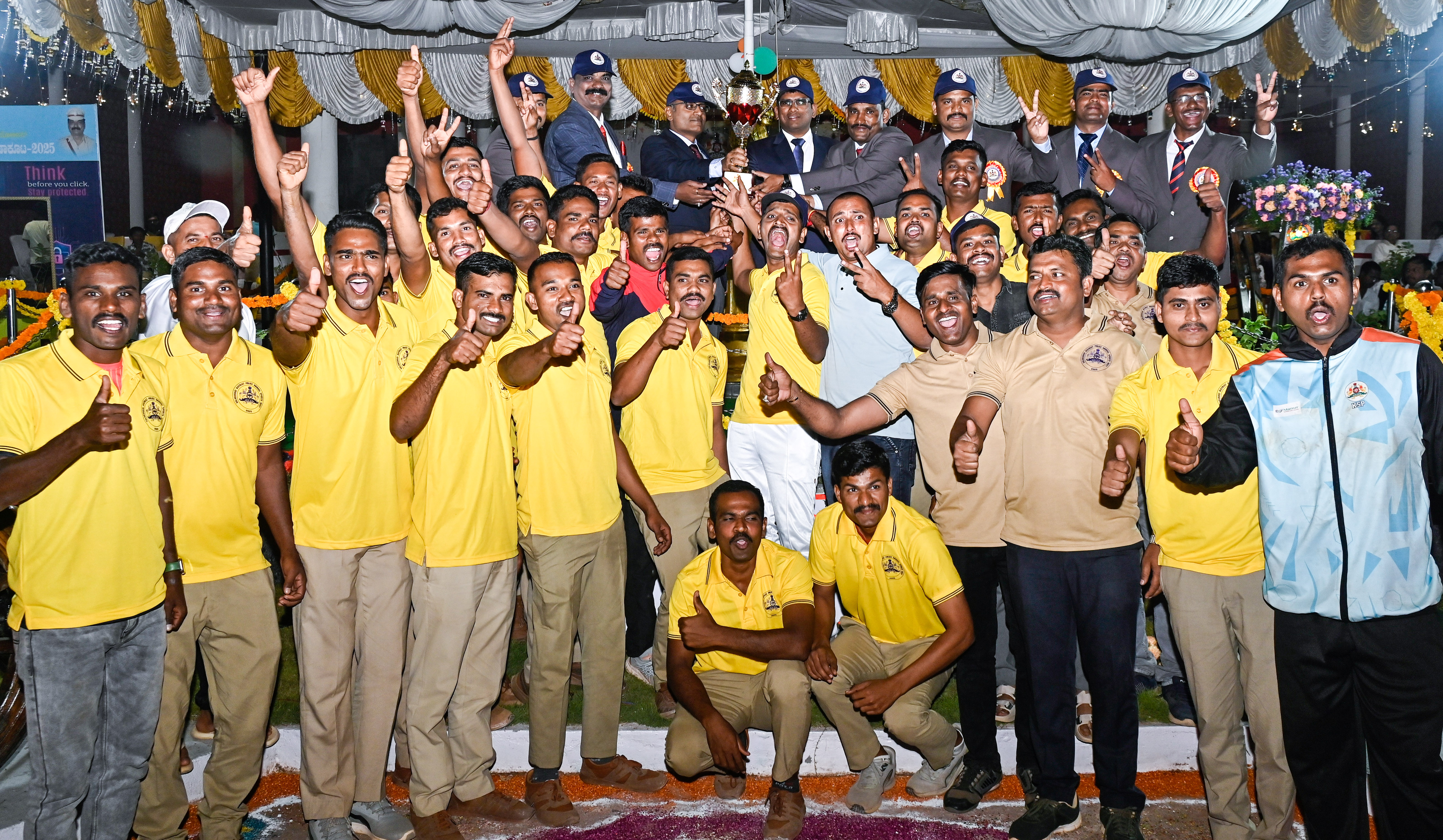 ಕಲಬುರಗಿಯಲ್ಲಿ ಭಾನುವಾರ ತೆರೆ ಕಂಡ ಜಿಲ್ಲಾ ಪೊಲೀಸ್ ವಾರ್ಷಿಕ ಕ್ರೀಡಾಕೂಟದಲ್ಲಿ ಸಮಗ್ರ ಚಾಂಪಿಯನ್‌ ಆದ ಡಿಎಆರ್‌ ಘಟಕದ ಆಟಗಾರರು ಸಂಭ್ರಮ... ಈಶಾನ್ಯ ವಲಯ ಡಿಐಜಿಪಿ ಶಾಂತನು ಸಿನ್ಹಾ ಎಸ್ಪಿ ಅಡ್ಡೂರು ಶ್ರೀನಿವಾಸುಲು ಹೆಚ್ಚುವರಿ ಎಸ್ಪಿ ಮಹೇಶ ಮೇಘಣ್ಣವರ ಡಿಎಆರ್‌ ಡಿವೈಎಸ್ಪಿ ಶರಣಪ್ಪ ಎಚ್‌.ಎಸ್‌ ಸೇರಿದಂತೆ ಹಲವು ಅಧಿಕಾರಿಗಳು ಇದ್ದಾರೆ
–ಪ್ರಜಾವಾಣಿ ಚಿತ್ರ