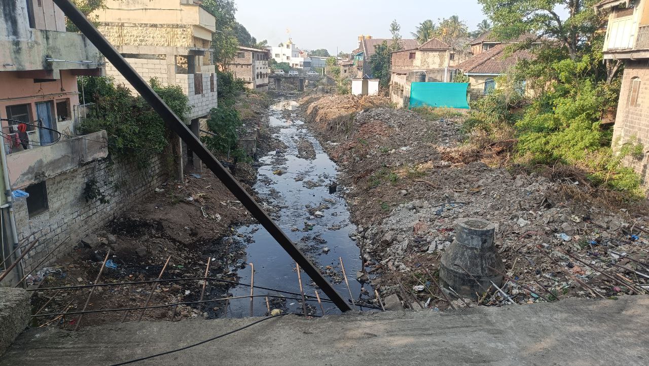 ಚಿಕ್ಕೋಡಿಯಲ್ಲಿ ನಿರ್ಮಿಸಿರುವ ವಾಣಿಜ್ಯ ಮಳಿಗೆಯ ಮತ್ತೊಂದು ಬದಿ ತಡೆಗೋಡೆ ಇಲ್ಲದಿರುವುದು