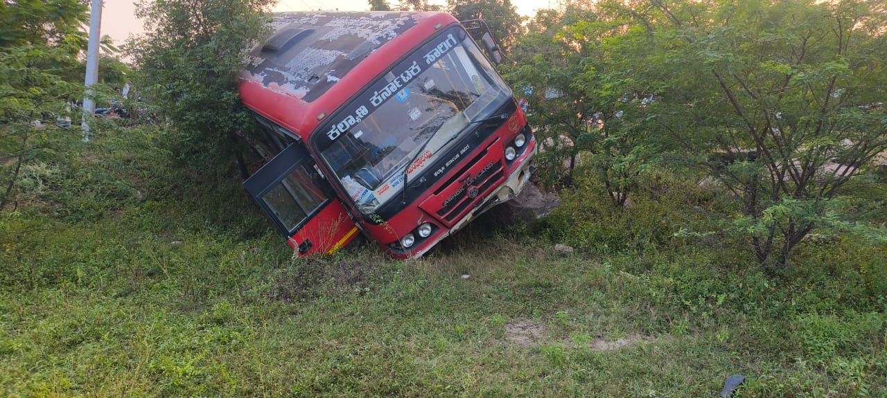 ರಾಯಚೂರು ತಾಲ್ಲೂಕಿನ ಯರಗೇರಾ ಸಮೀಪ ಮಂಗಳವಾರ ರಸ್ತೆ ಸಾರಿಗೆ ಸಂಸ್ಥೆಯ ಬಸ್‌ ಉರುಳಿ ಬಿದ್ದಿರುವುದು