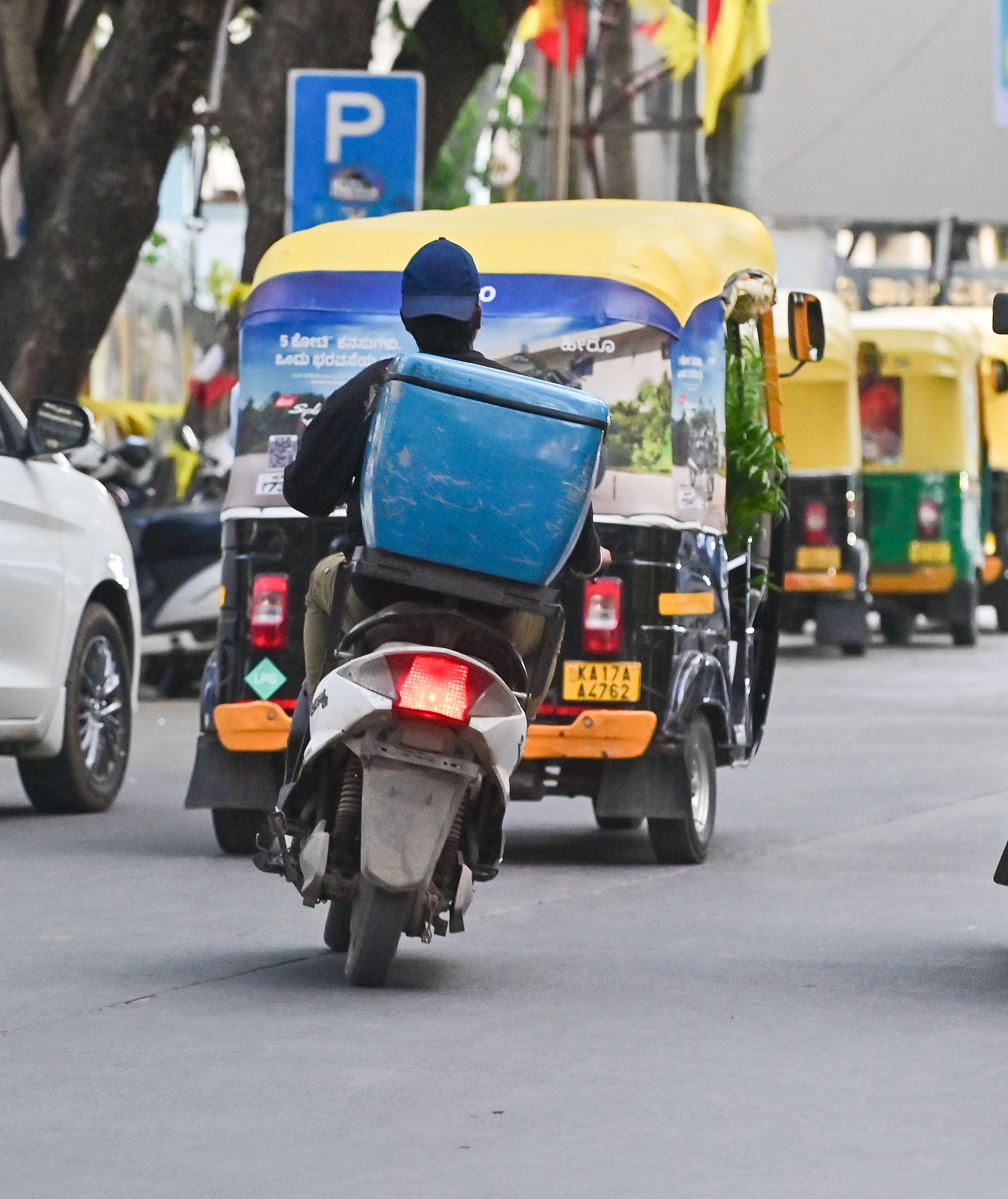 ದಾವಣಗೆರೆಯ ಡೆಂಟಲ್‌ ಕಾಲೇಜು ರಸ್ತೆಯಲ್ಲಿ ಕಂಡು ಬಂದ ಡೆಲಿವರಿ ಬಾಯ್‌ –ಪ್ರಜಾವಾಣಿ ಚಿತ್ರ