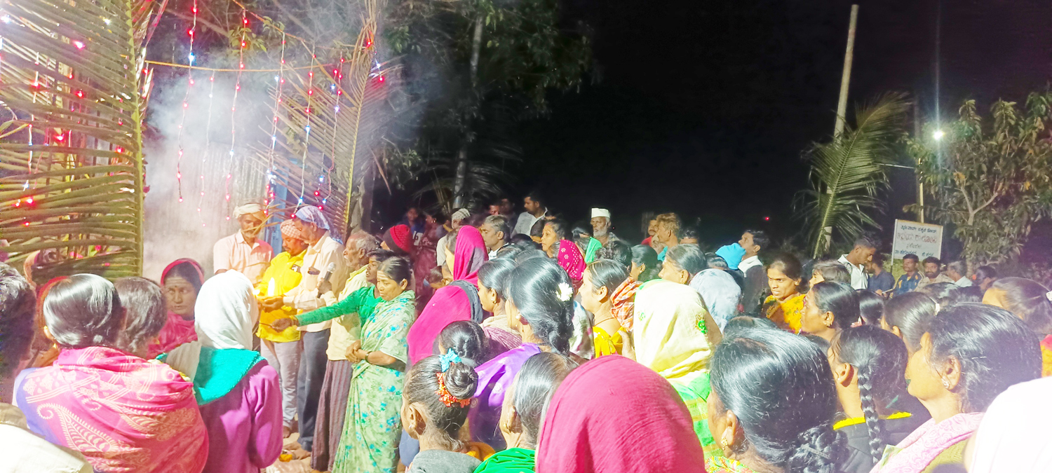 ನರೇಗಲ್‌ ಪಟ್ಟಣದ 3ನೇ ವಾರ್ಡ್‌ನ ಜಕ್ಕಲಿ ರೋಡ್‌ ಆಶ್ರಯ ಕಾಲೋನಿಯಲ್ಲಿ ನಿರ್ಮಾಣ ಹಂತದಲ್ಲಿರುವ ಮಾರುತೇಶ್ವರ ದೇವಸ್ಥಾನದ ಕಾರ್ತಿಕೋತ್ಸವದ ಪೂಜೆ ವೇಳೆ ಪಾಲ್ಗೊಂಡ ಹಿಂದೂ-ಮುಸ್ಲಿಂ ಸಮುದಾಯದ ಜನರು