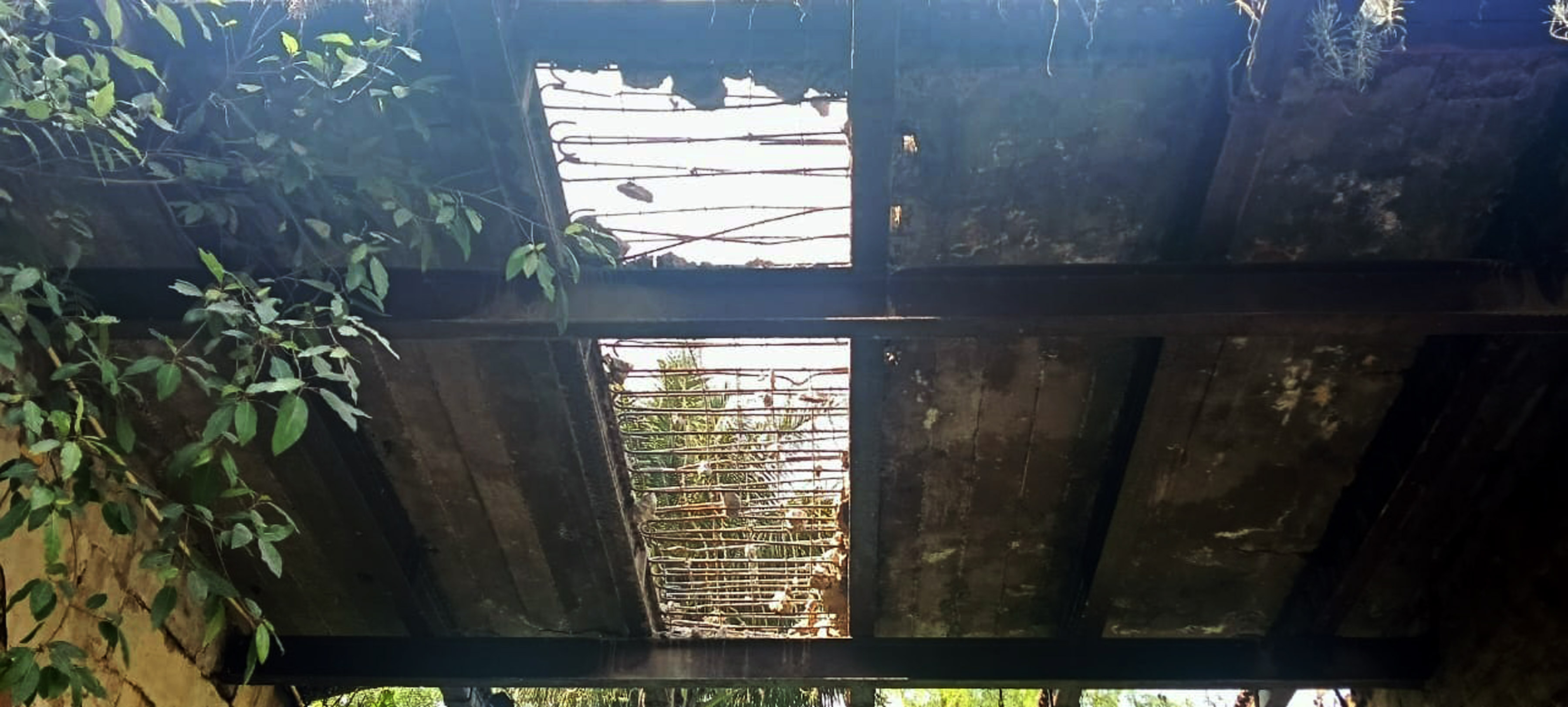 ಸೋಮವಾರಪೇಟೆ ಸಮೀಪದ ಐಗೂರು ಗ್ರಾಮ ಪಂಚಾಯಿತಿ ವ್ಯಾಪ್ತಿಯ ಕಬ್ಬಿಣ ಸೇತುವೆ ಒಡೆದಿರುವುದು.