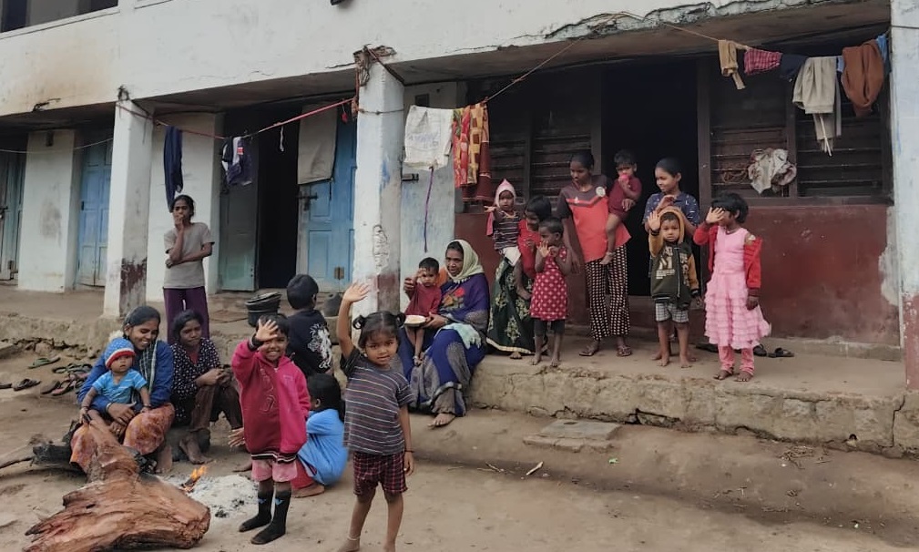 ಮಲ್ಲಂದೂರು ಸಮೀಪ ಲೇನ್ ಮನೆಯ ಮುಂದೆ ನಿಂತಿರುವ ವಲಸೆ ಕಾರ್ಮಿಕರ ಮಕ್ಕಳು