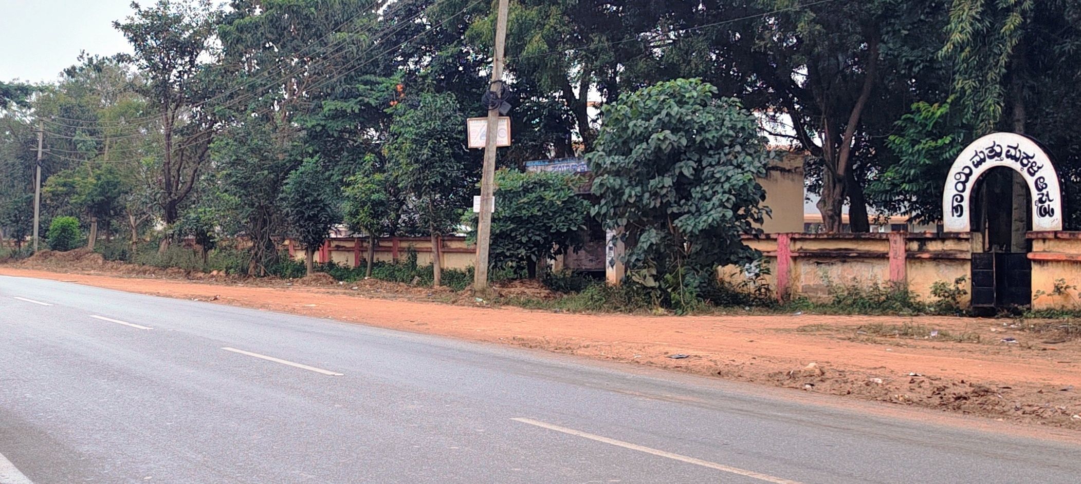 ದೇವನಹಳ್ಳಿ ಪಟ್ಟಣದ ವಿಜಯಪುರ ರಸ್ತೆಯಲ್ಲಿ ವಾಹನಗಳು ಇಲ್ಲದೇ ಬಿಕೋ ಎನ್ನುತ್ತಿರುವ ದೃಶ್ಯ