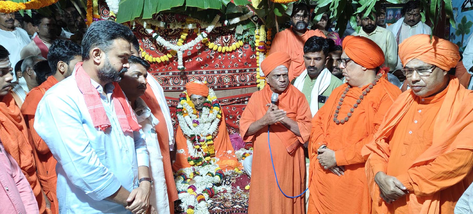 ಮುತ್ನಾಳ ಹಿರೇಮಠದ ಶ್ರೀ ಶಿವಾನಂದ ಶಿವಾಚಾರ್ಯರ ಅಂತಿಮ ದರ್ಶನದಲ್ಲಿ ವಿವಿಧ ಮಠಾಧೀಶರು ಗಣ್ಯರು ಪಾಲ್ಗೊಂಡಿದ್ದರು