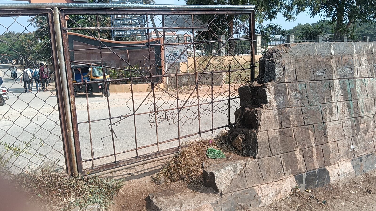 ಬೇಲಿಗೆ ತೇಪೆ ಹಾಕಿದ್ದರೂ ಗೋಡೆಯನ್ನೇ ಮೆಟ್ಟಿಲು ಮಾಡಿಕೊಂಡಿರುವುದು