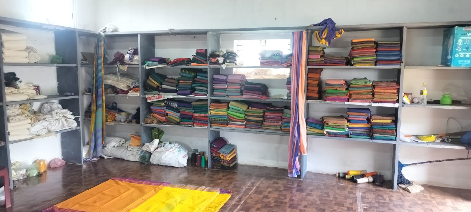 ಕೋಟೆಕಲ್ ಪಿಕೆಪಿಎಸ್‍ನಿಂದ ಆರಂಭಿಸಲಾದ ಕೈಮಗ್ಗ ಉತ್ಪನ್ನಗಳ ಉತ್ಪಾದನಾ ಕೇಂದ್ರದಲ್ಲಿನ ಮಗ್ಗಗಳಿಂದ ತಯಾರಾದ ಮಾರಾಟ ಕೇಂದ್ರ