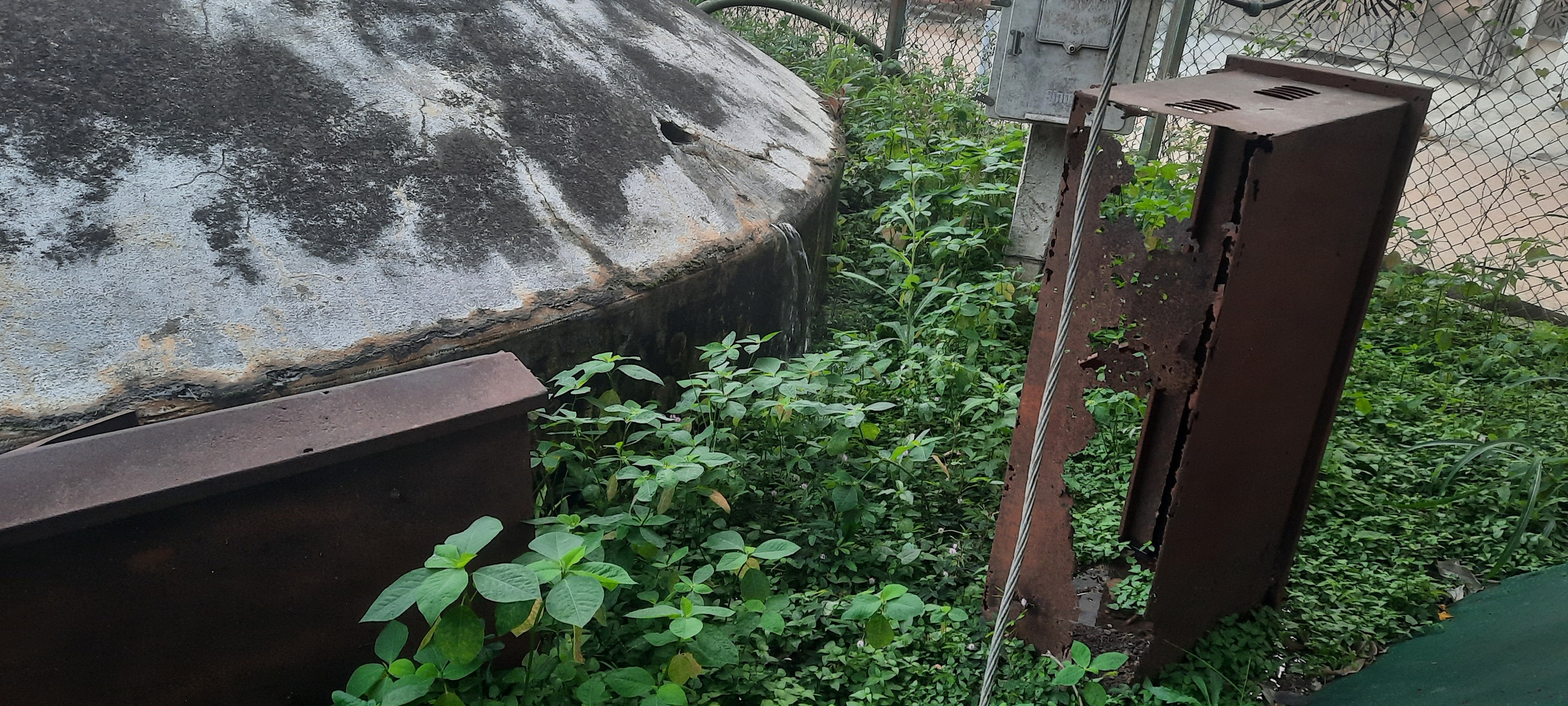 ಟ್ಯಾಂಕ್‌ನ ರಂಧ್ರದಿಂದ ನೀರು ಹೊರಹೋಗುತ್ತಿರುವುದು