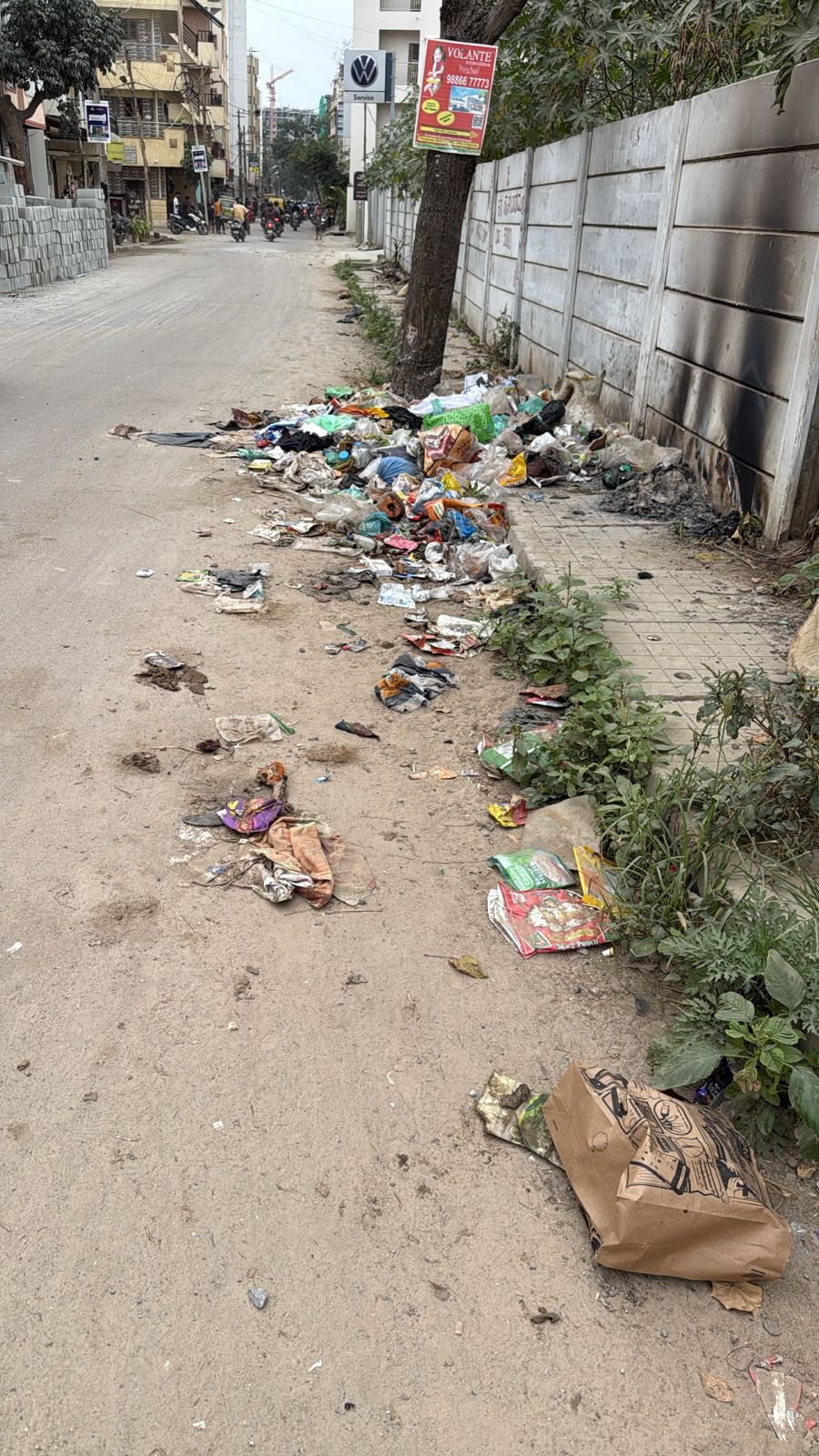 ಎ.ಇ.ಟಿ. ಜಂಕ್ಷನ್ ರಸ್ತೆಯಲ್ಲಿ ಕಸ ಎಸೆದಿರುವುದು