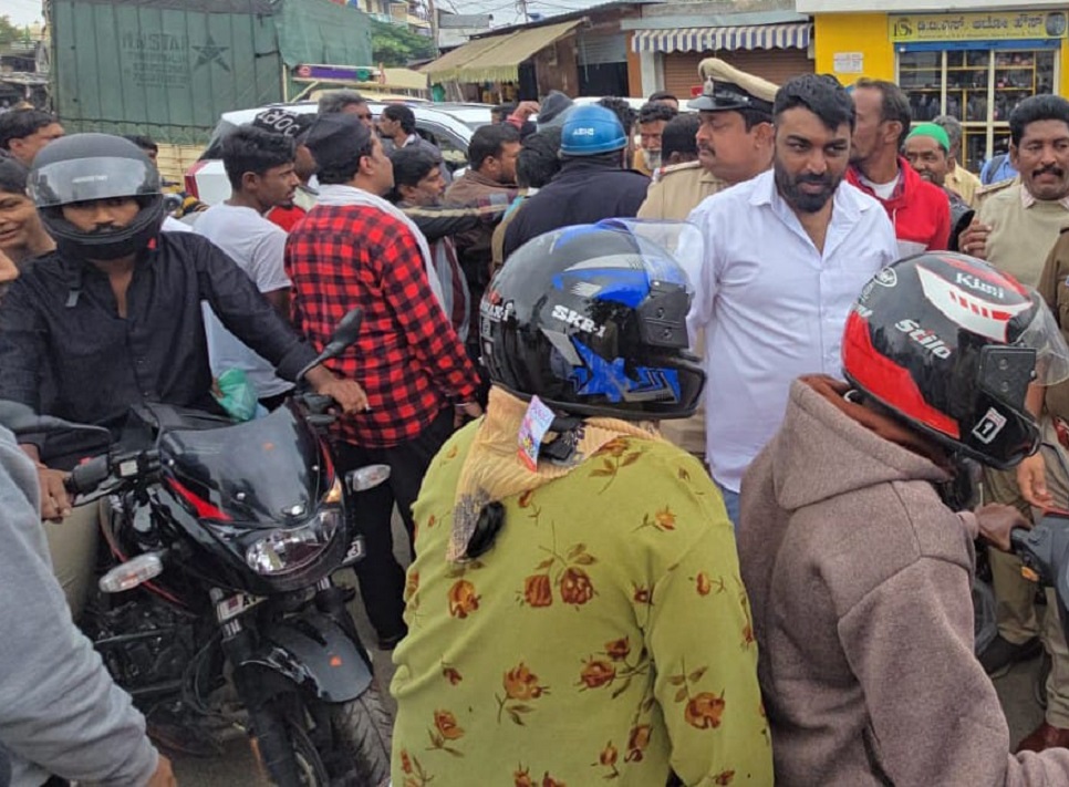 ಕೋಲಾರದಲ್ಲಿ ಸೋಮವಾರ ಸಂಘ ಸಂಸ್ಥೆಗಳಿಂದ ಉಚಿತವಾಗಿ ಹೆಲ್ಮೆಟ್‌ ವಿತರಿಸಲಾಯಿತು