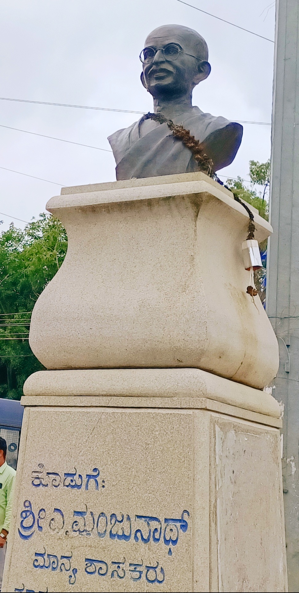 ಹಿಂದೆ ಎನ್ಇಎಸ್ ವೃತ್ತದಲ್ಲಿ ಮಾಜಿ ಶಾಸಕ ಎ. ಮಂಜುನಾಥ್ ರವರು ನಿರ್ಮಾಣ ಮಾಡಿದ್ದ ಗಾಂಧಿ ಪುತ್ತಳಿ.