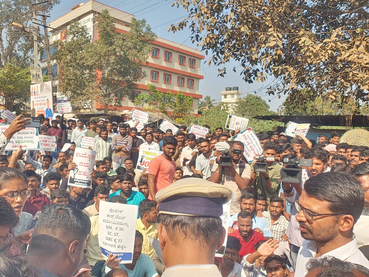 ಧಾರವಾಡ |ನೇಮಕಾತಿಗೆ ಆಗ್ರಹಿಸಿ ಪ್ರತಿಭಟನೆ: ಉದ್ಯೋಗಾಕಾಂಕ್ಷಿಗಳ ವಶ, ಬಿಡುಗಡೆ