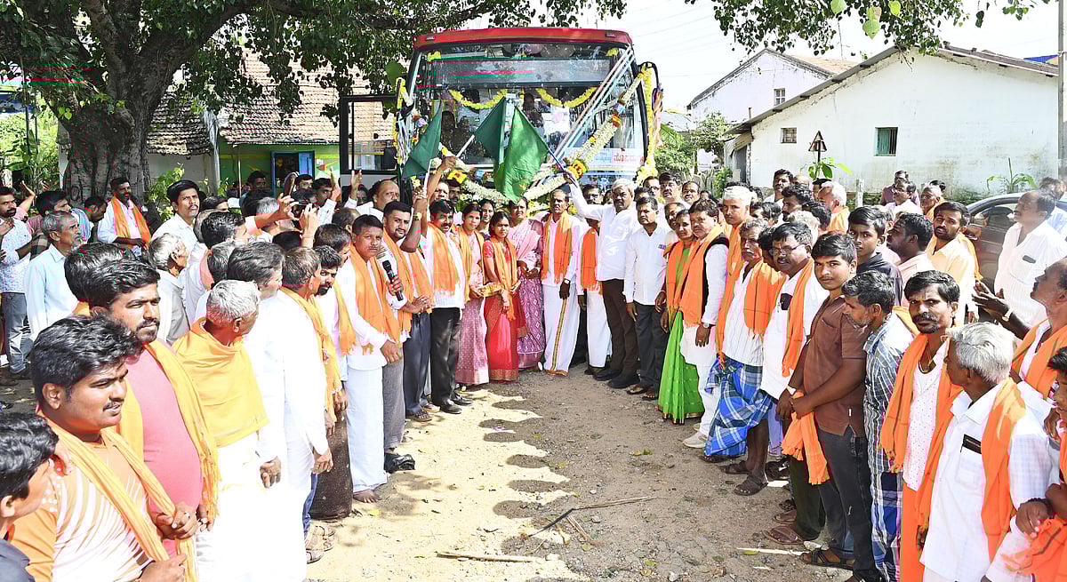ಹೊಳಲ್ಕೆರೆ: ಕೆಎಸ್ಆರ್‌ಟಿಸಿ ಬಸ್ ನೋಡಿ ಪಳಕಿತರಾದ ಉಪ್ಪಾರಹಟ್ಟಿ ಜನ
