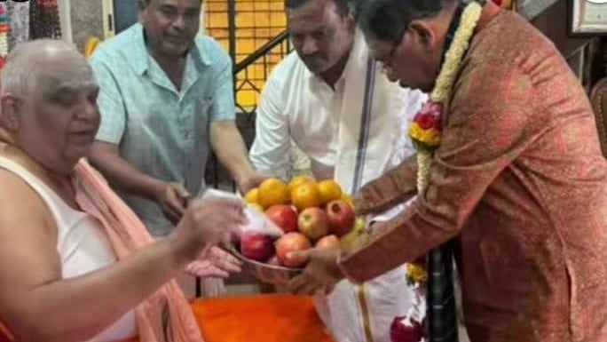 ಕೋಡಿಮಠಕ್ಕೆ ಗೃಹ ಸಚಿವ ಪರಮೇಶ್ವರ ಭೇಟಿ: ಒಂದು ಗಂಟೆಗೂ ಹೆಚ್ಚು ಕಾಲ ಮಾತುಕತೆ