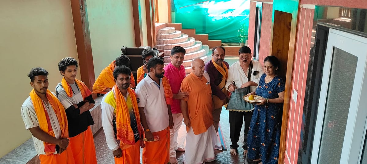 ದತ್ತ ಜಯಂತಿ: ಯಲ್ಲಾಪುರದ ವಿವಿಧೆಡೆ ದತ್ತ ಭಿಕ್ಷೆ