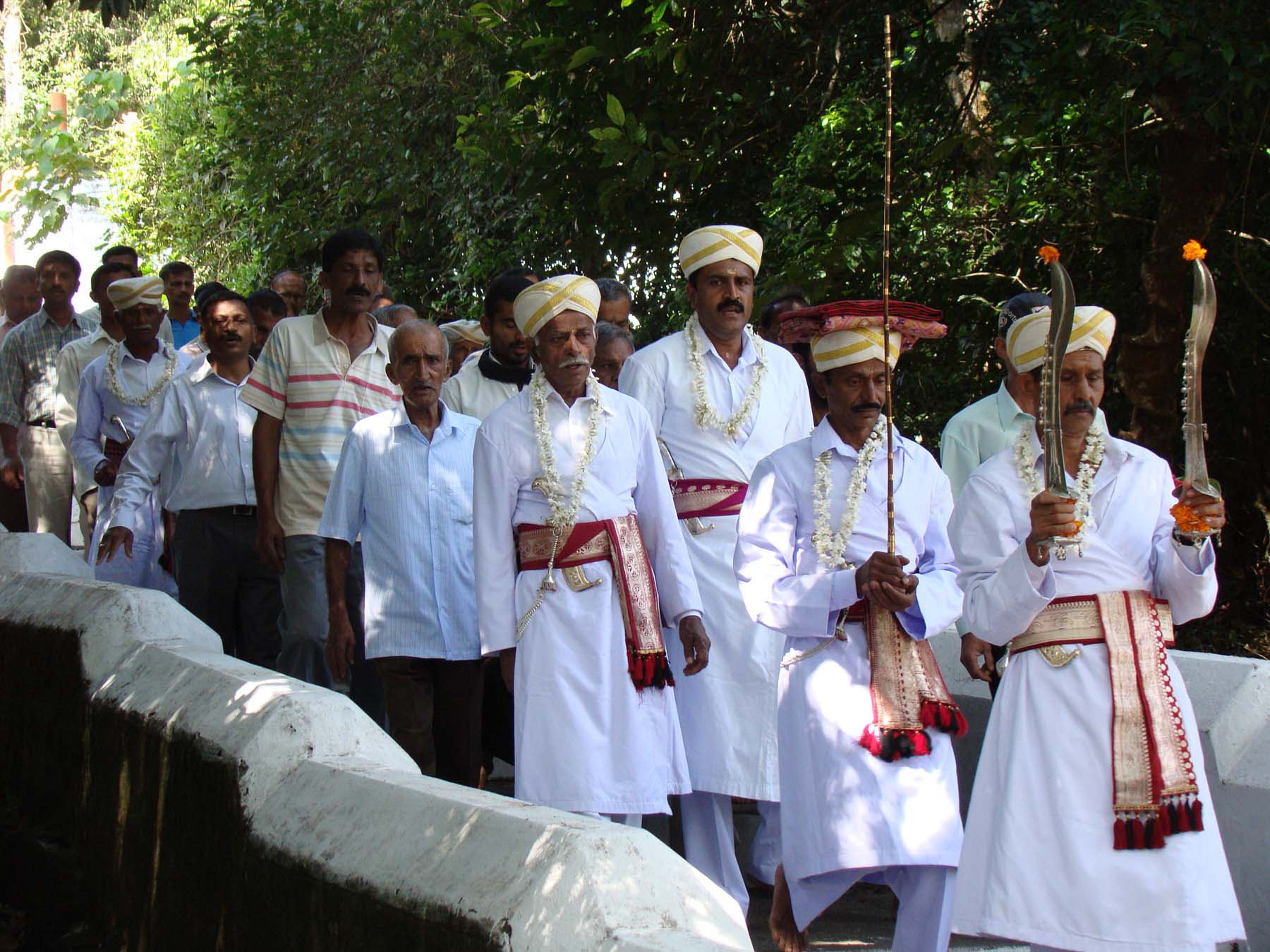 ನಾಪೋಕ್ಲುವಿನ ನೂರಂಬಾಡ ಕೋಲ್ ಮಂದ್‌ನಲ್ಲಿ ಪುತ್ತರಿ ಕೋಲಾಟಕ್ಕೂ ಮುನ್ನ ಬೇತು ಮಕ್ಕಿ ಶಾಸ್ತಾವು ದೇವಾಲಯದಿಂದ ಸಂಪ್ರದಾಯದಂತೆ ತಕ್ಕ ಮುಖ್ಯಸ್ಥರು ದೇವರ ತಿರುವಾಭರಣದೊಂದಿಗೆ ತೆರಳುತ್ತಿರುವುದು (ಸಂಗ್ರಹ ಚಿತ್ರ)