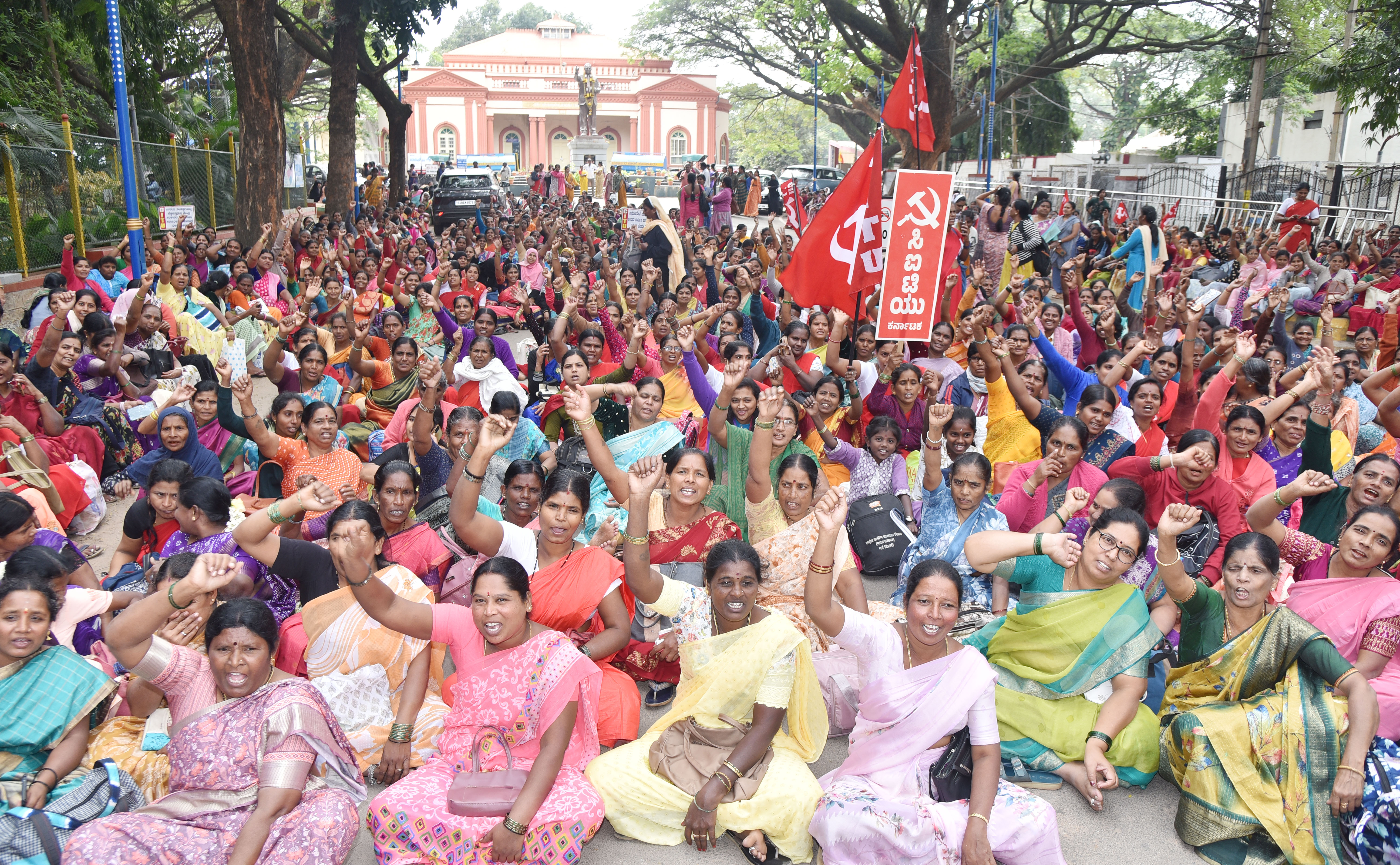 ತುಮಕೂರು ಮಹಾನಗರ ಪಾಲಿಕೆ ಆವರಣದಲ್ಲಿರುವ ಬಿ.ಆರ್.ಅಂಬೇಡ್ಕರ್ ಪ್ರತಿಮೆ ಬಳಿ ಅಂಗನವಾಡಿ ಬಿಸಿಯೂಟ ಆಶಾ ಕಾರ್ಯಕರ್ತೆಯರು ಧರಣಿ ನಡೆಸಿದರು