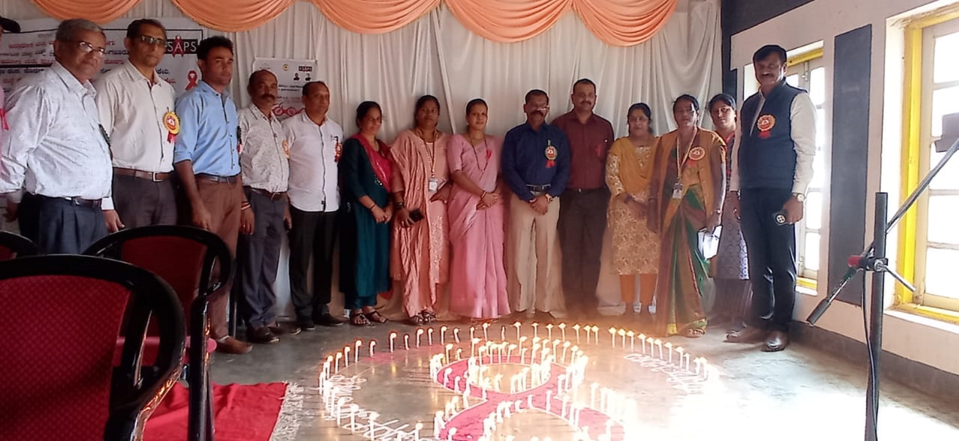 ಮಡಿಕೇರಿಯ ಸರ್ಕಾರಿ ಪದವಿಪೂರ್ವ ಕಾಲೇಜಿನಲ್ಲಿ ಸೋಮವಾರ ನಡೆದ ವಿಶ್ವ ಏಡ್ಸ್ ದಿನಾಚರಣೆಯಲ್ಲಿ ಮೋಂಬತ್ತಿ ಬೆಳಗಿ ಎಚ್‌ಐವಿಯಿಂದ ಮೃತಪಟ್ಟವರಿಗೆ ಸಂತಾಪ ಸೂಚಿಸಲಾಯಿತು