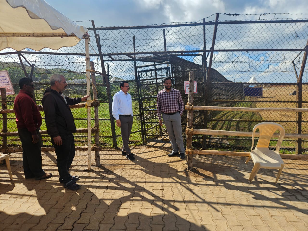 ಶ್ರೀ ಗುರು ದತ್ತಾತ್ರೇಯ ಬಾಬಾಬುಡನ್ ಸ್ವಾಮಿ ದರ್ಗಾ ಬಳಿ ಸಿದ್ಧತೆ ಪರಿಶೀಲಿಸಿದ ಹೆಚ್ಚುವರಿ ಜಿಲ್ಲಾಧಿಕಾರಿ ನಾರಾಯಣ ಕನಕರಡ್ಡಿ ಮತ್ತು ಉಪವಿಭಾಗಾಧಿಕಾರಿ ಸುದರ್ಶನ್