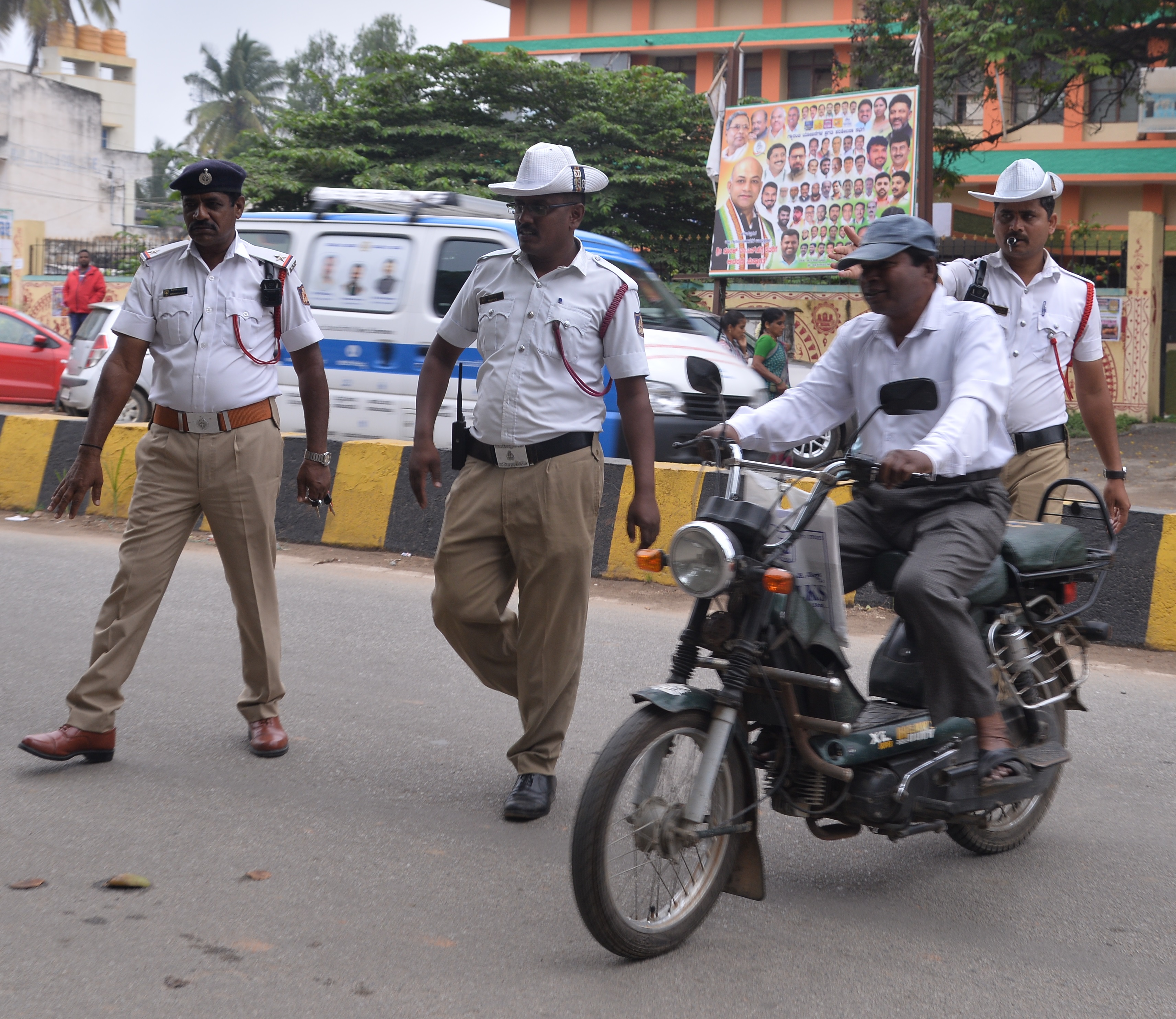 ಹೆಲ್ಮೆಟ್‌ ಧರಿಸದೆ ದ್ವಿಚಕ್ರ ವಾಹನ ಚಲಾಯಿಸಿಕೊಂಡು ಬಂದ ಸವಾರನನ್ನು ಅಡ್ಡಗಟ್ಟಿ ಬುದ್ಧಿವಾದ ಹೇಳಿದ ಪೊಲೀಸರು
